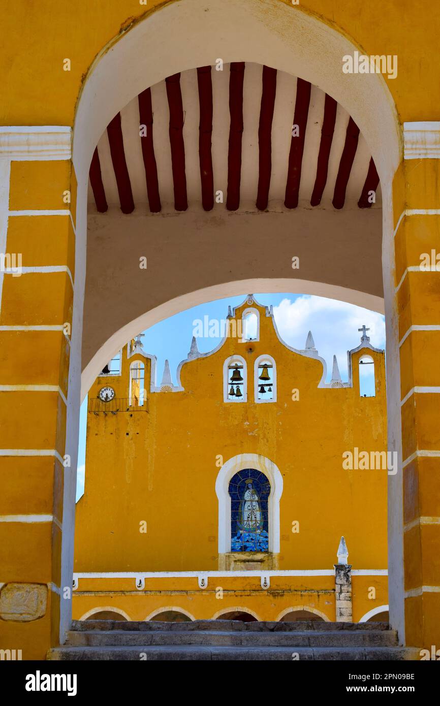 La Purisma Concepcion (la più pura concezione) chiesa nel monastero di San Antonio de Padova a Izamal, Yucatan, Messico. Foto Stock