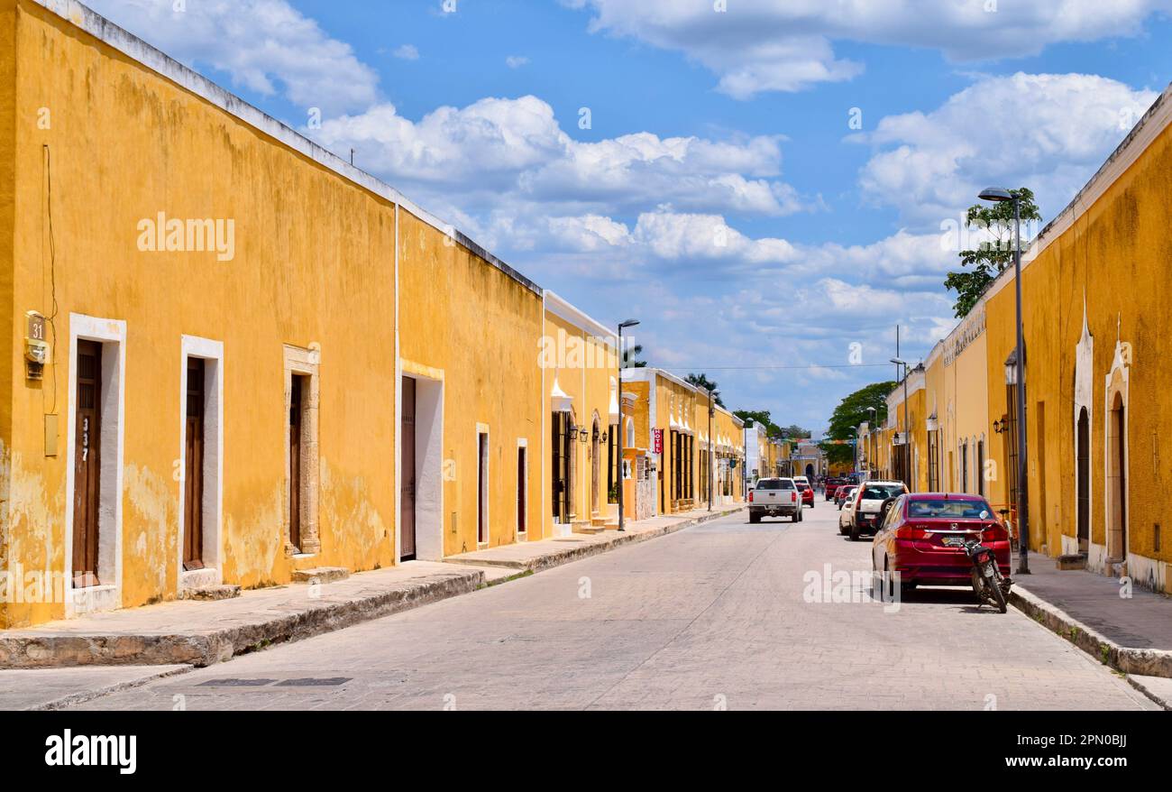 Una bella strada nella città gialla di Izamal, Yucatan, Messico. Foto Stock