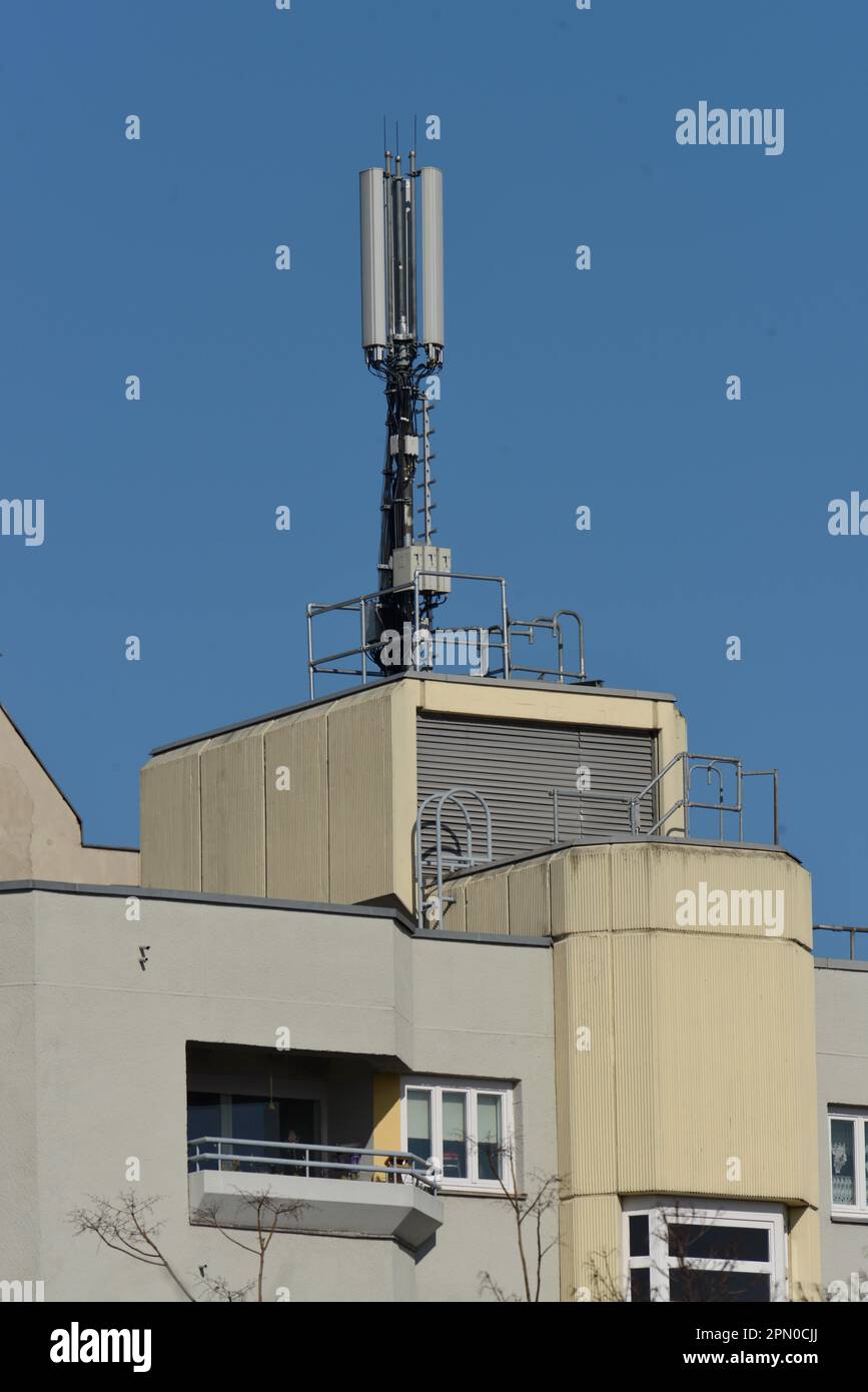 Antenna per telefono cellulare, edificio residenziale, Moabit, Berlino, Germania Foto Stock