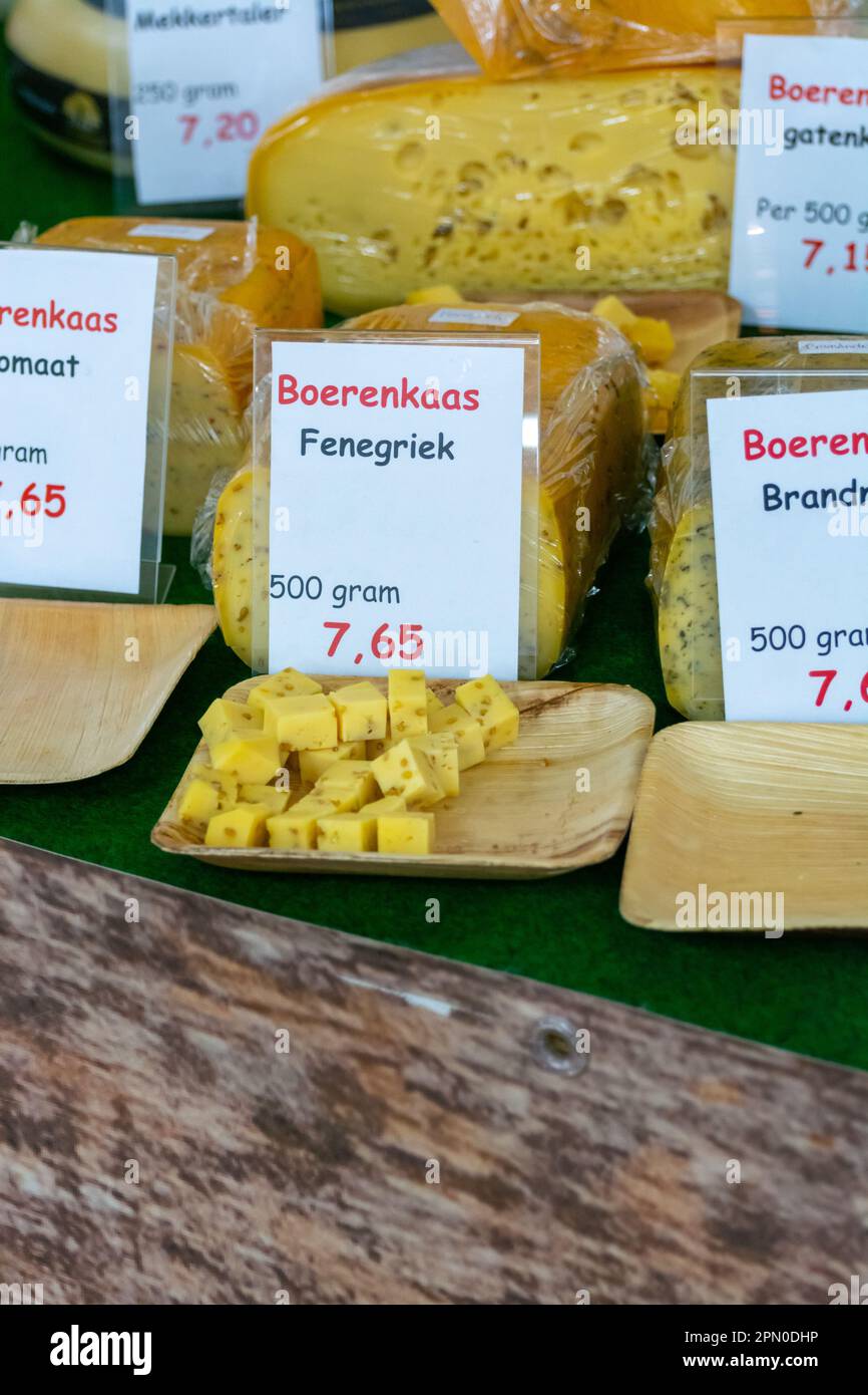 Degustazione di diversi formaggi nel negozio olandese di formaggi,  traduzione in inglese è il formaggio contadino con fieno Foto stock - Alamy