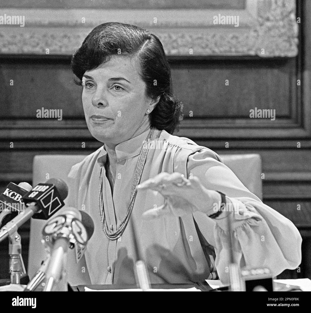 Dianne Feinstein, sindaco di San Francisco, che tiene una conferenza stampa nel suo ufficio del Municipio sui miglioramenti di capitale. California, 1984, Foto Stock