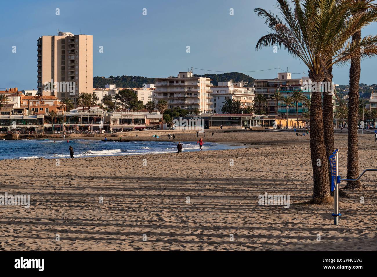 Platja de l'Arenal (spiaggia di Arenal (la Ampolla) nella baia di Fangar). Spiaggia ricurva e una passeggiata con negozi, caffè e ristoranti, Xabia, Javea Foto Stock