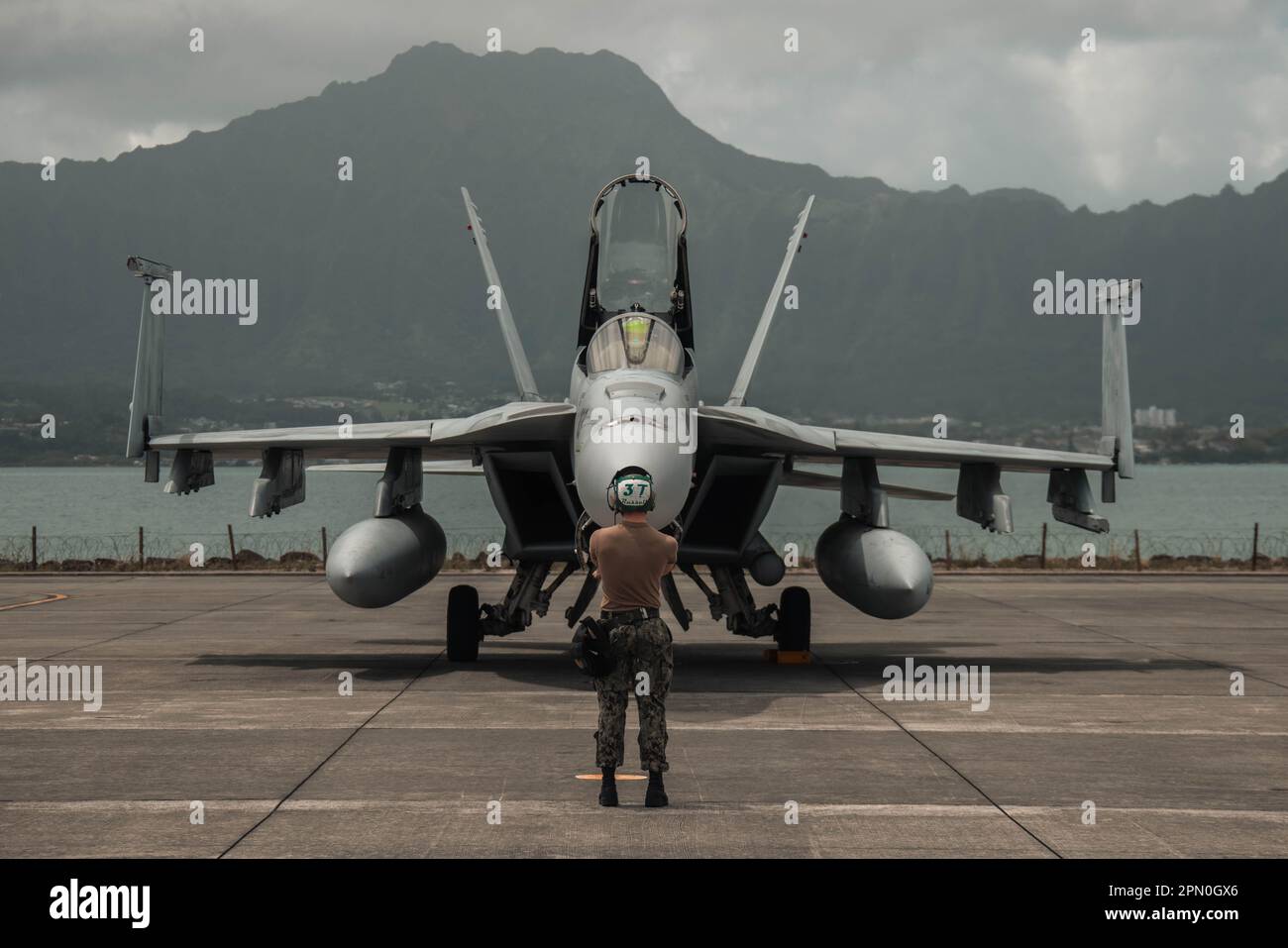 NEGLI STATI UNITI Sailor prepara un F/A-18F Super Hornet, assegnato a Strike Fighter Squadron (VFA) 115, per operazioni di volo dalla Marine Corps Air Station Kaneohe Bay, Marine Corps base Hawaii, 13 aprile 2023. I VFA 41, 14 e 151 sono stati in grado di sostenere la manutenzione dei loro aeromobili attraverso l'uso della linea di volo MCAS Kaneohe Bay. (STATI UNITI Corpo marino foto di Lance CPL. Clayton Baker) Foto Stock