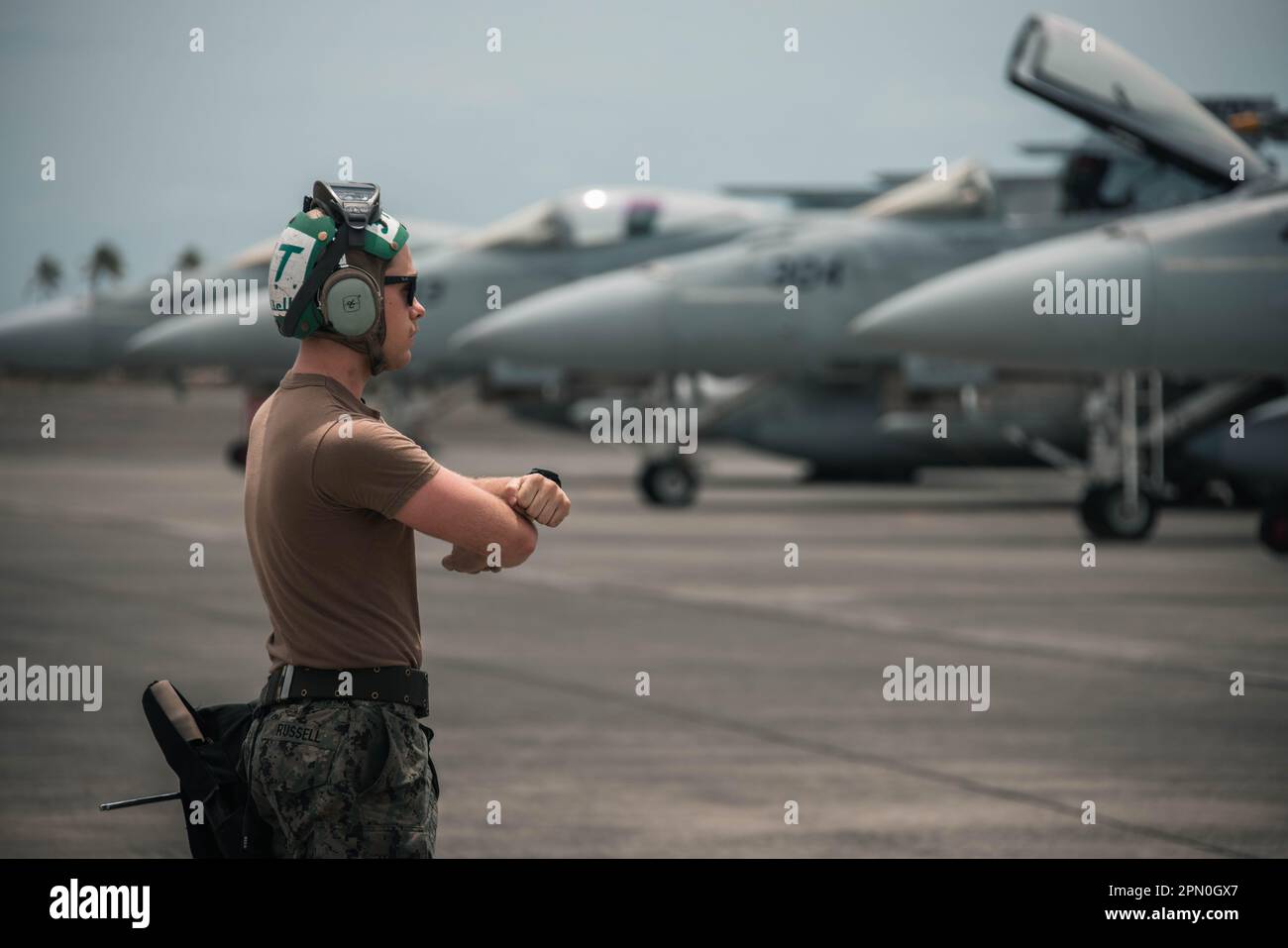 STATI UNITI Navy Petty Officer 3rd Class Harrison Russell, tecnico di elettronica aeronautica con Strike Fighter Squadron (VFA) 115, prepara un F/A-18F Super Hornet, assegnato a VFA-115, per operazioni di volo dalla Marine Corps Air Station Kaneohe Bay, Marine Corps base Hawaii, 13 aprile 2023. I VFA 41, 14 e 151 sono stati in grado di sostenere la manutenzione dei loro aeromobili attraverso l'uso della linea di volo MCAS Kaneohe Bay. (STATI UNITI Corpo marino foto di Lance CPL. Clayton Baker) Foto Stock