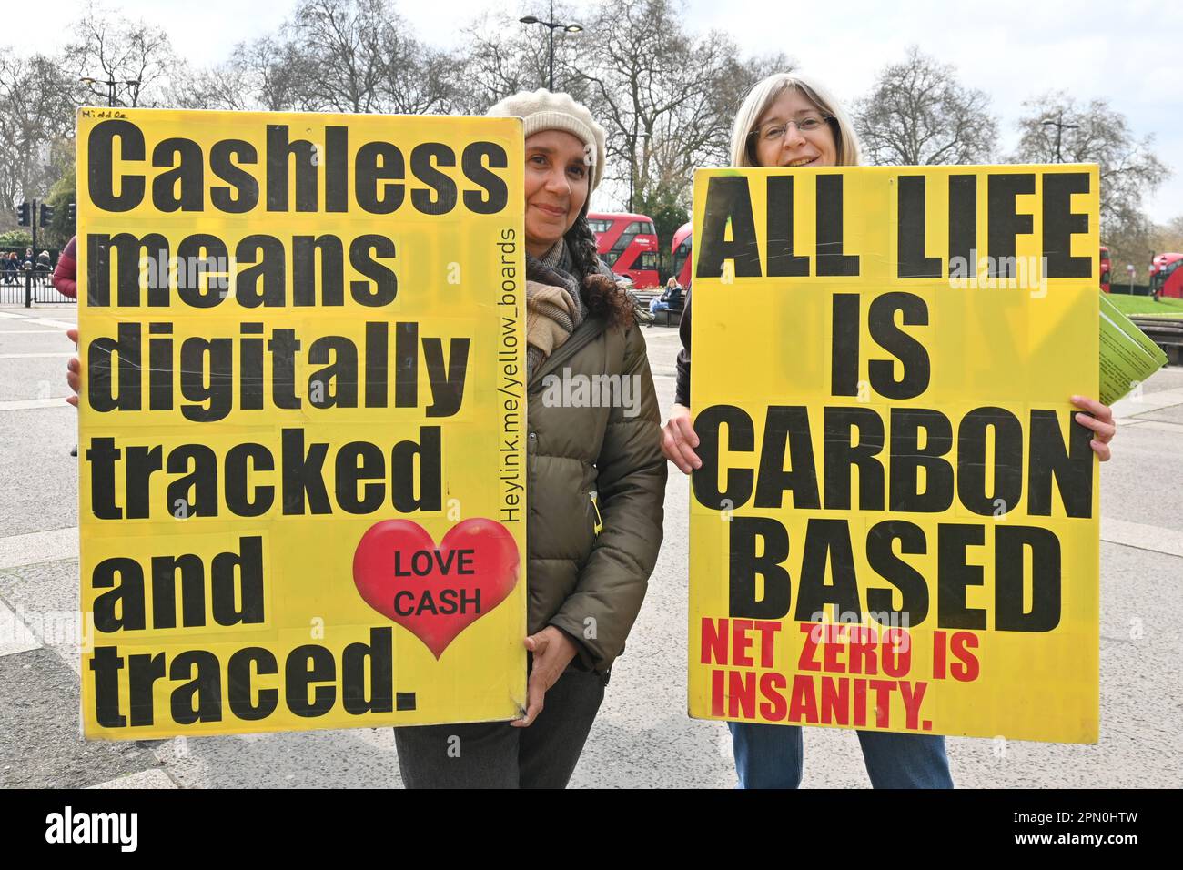 Londra, Regno Unito. 2023-04-15. Protesta contro la società senza contanti, ULEZ, No a 15-min città, fermare il sistema di credito sociale, il controllo del cambiamento climatico, il controllo digitale della valuta e l'assemblea di controllo della sanità a Marble Arch. Credit: Vedi li/Picture Capital/Alamy Live News Foto Stock