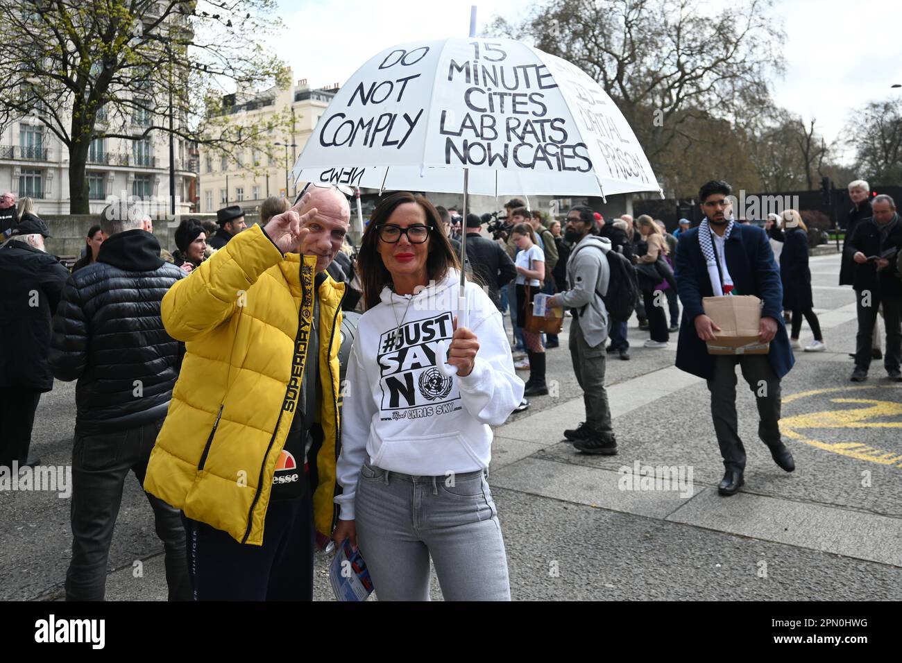 Londra, Regno Unito. 2023-04-15. Protesta contro la società senza contanti, ULEZ, No a 15-min città, fermare il sistema di credito sociale, il controllo del cambiamento climatico, il controllo digitale della valuta e l'assemblea di controllo della sanità a Marble Arch. Credit: Vedi li/Picture Capital/Alamy Live News Foto Stock