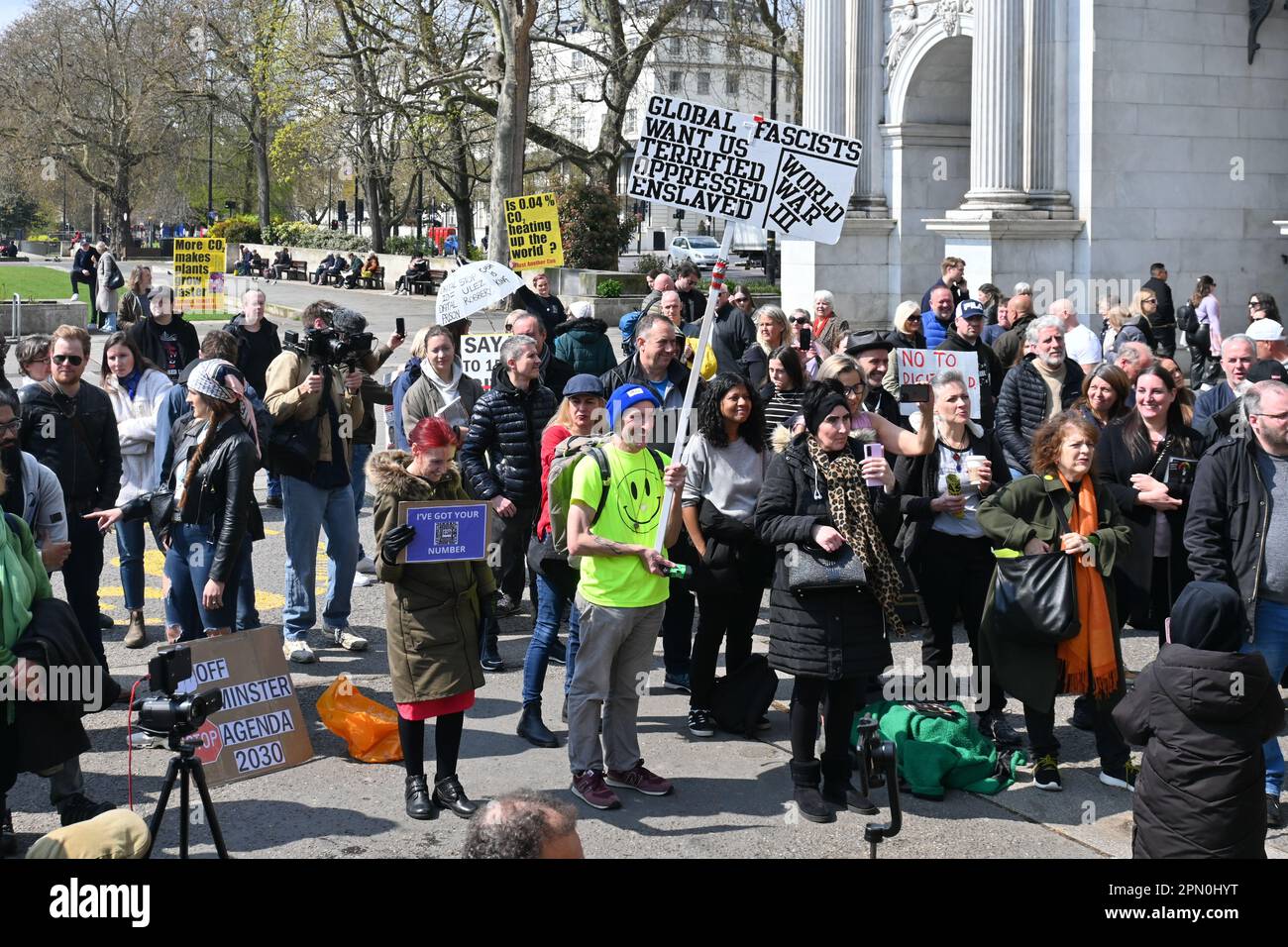 Londra, Regno Unito. 2023-04-15. Protesta contro la società senza contanti, ULEZ, No a 15-min città, fermare il sistema di credito sociale, il controllo del cambiamento climatico, il controllo digitale della valuta e l'assemblea di controllo della sanità a Marble Arch. Credit: Vedi li/Picture Capital/Alamy Live News Foto Stock