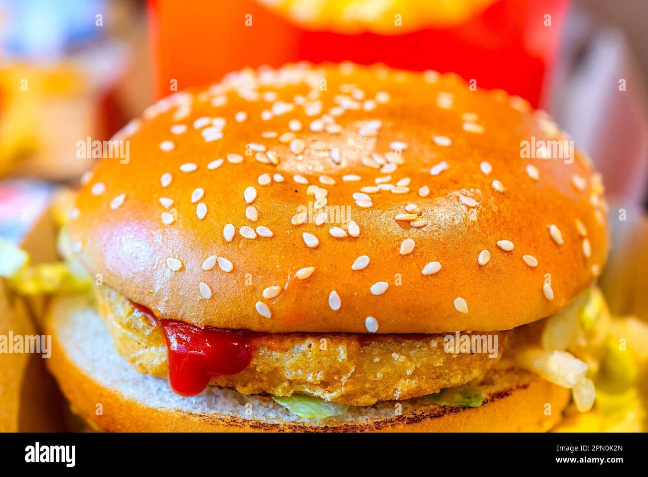 Toronto, Canada - 15 aprile 2023: Chicken Big Mac, un popolare cibo nei ristoranti McDonald's. Foto Stock