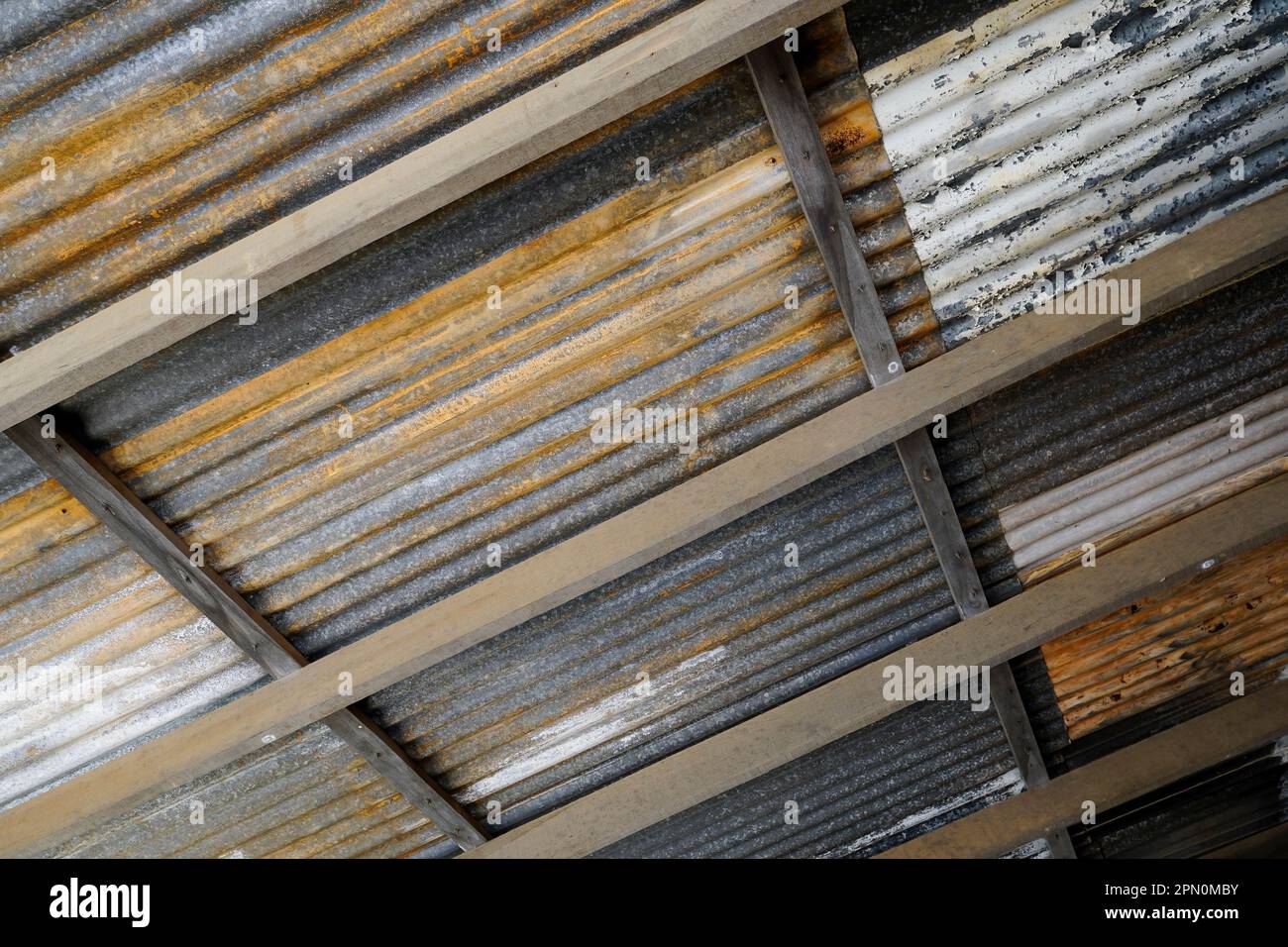 vecchie lamiere arrugginite che guardano in alto Foto Stock