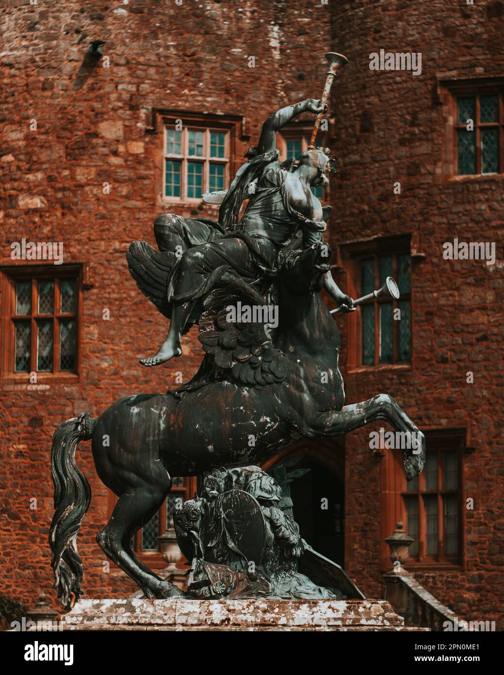 Statua di fama nel cortile d'ingresso del castello di Powis Foto Stock