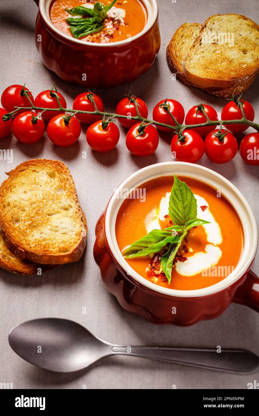 zuppa di pomodoro cremosa con pane tostato Foto Stock