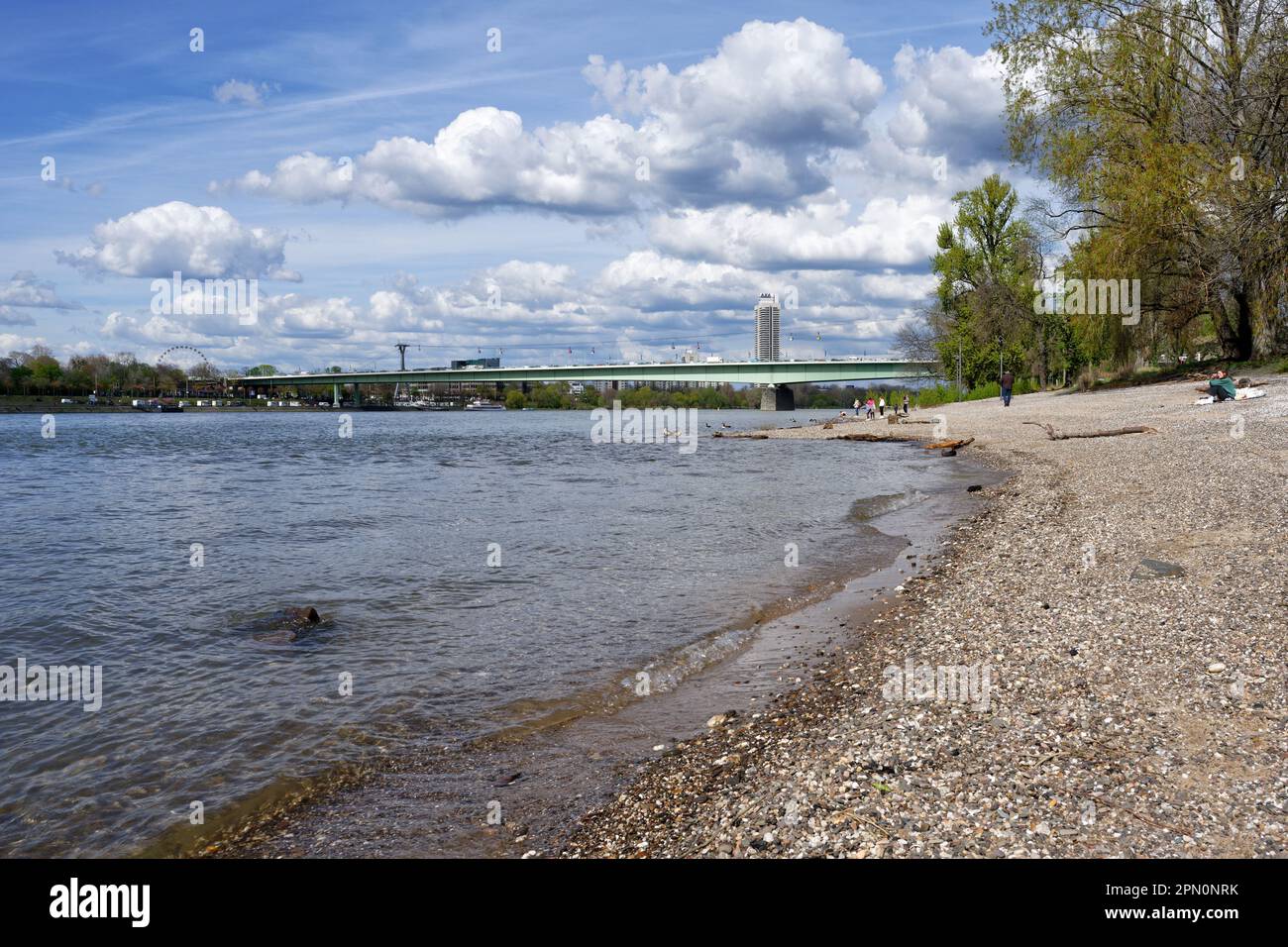 colonia, germania 14 2023 aprile: spiaggia di ciottoli sulle rive del reno vicino colonia con cielo blu e nuvole in primavera Foto Stock