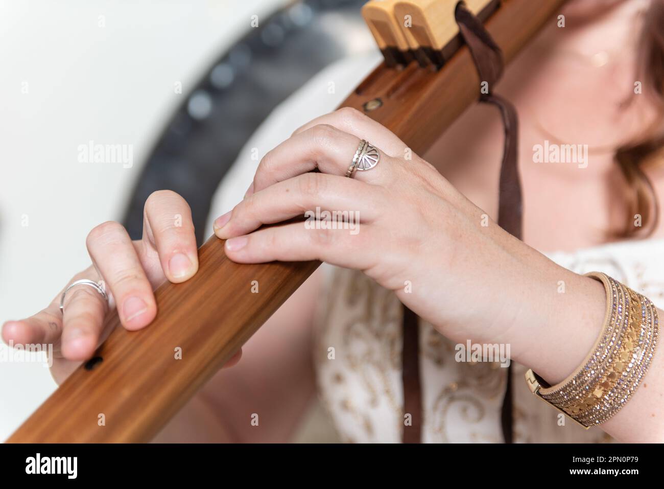 Le mani Musican sono volutamente posizionate sopra i fori del dito del flauto di legno per fare le canzoni belle per la terapia del suono. Foto Stock