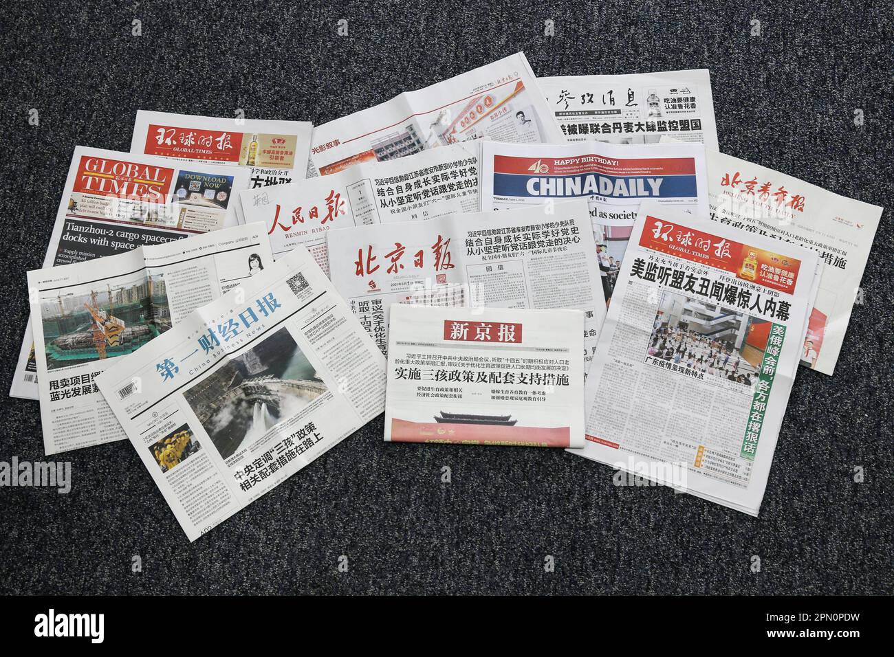 Raccolta di giornali cinesi con media statali come People's Daily e Global Times insieme alla pubblicazione di mercato China Business News. Foto Stock