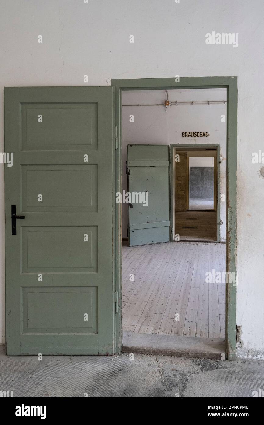 Tre porte alla crematoria che mostrano quattro stanze: La sala d'attesa, la sala di disrazione, la camera a gas e la camera di morte 1 dove i morti sono stati portati bef Foto Stock