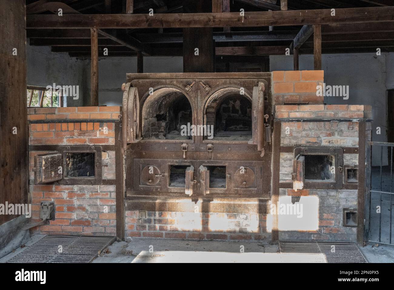 Primi forni utilizzati presso il vecchio crematorio di Dachau Foto Stock
