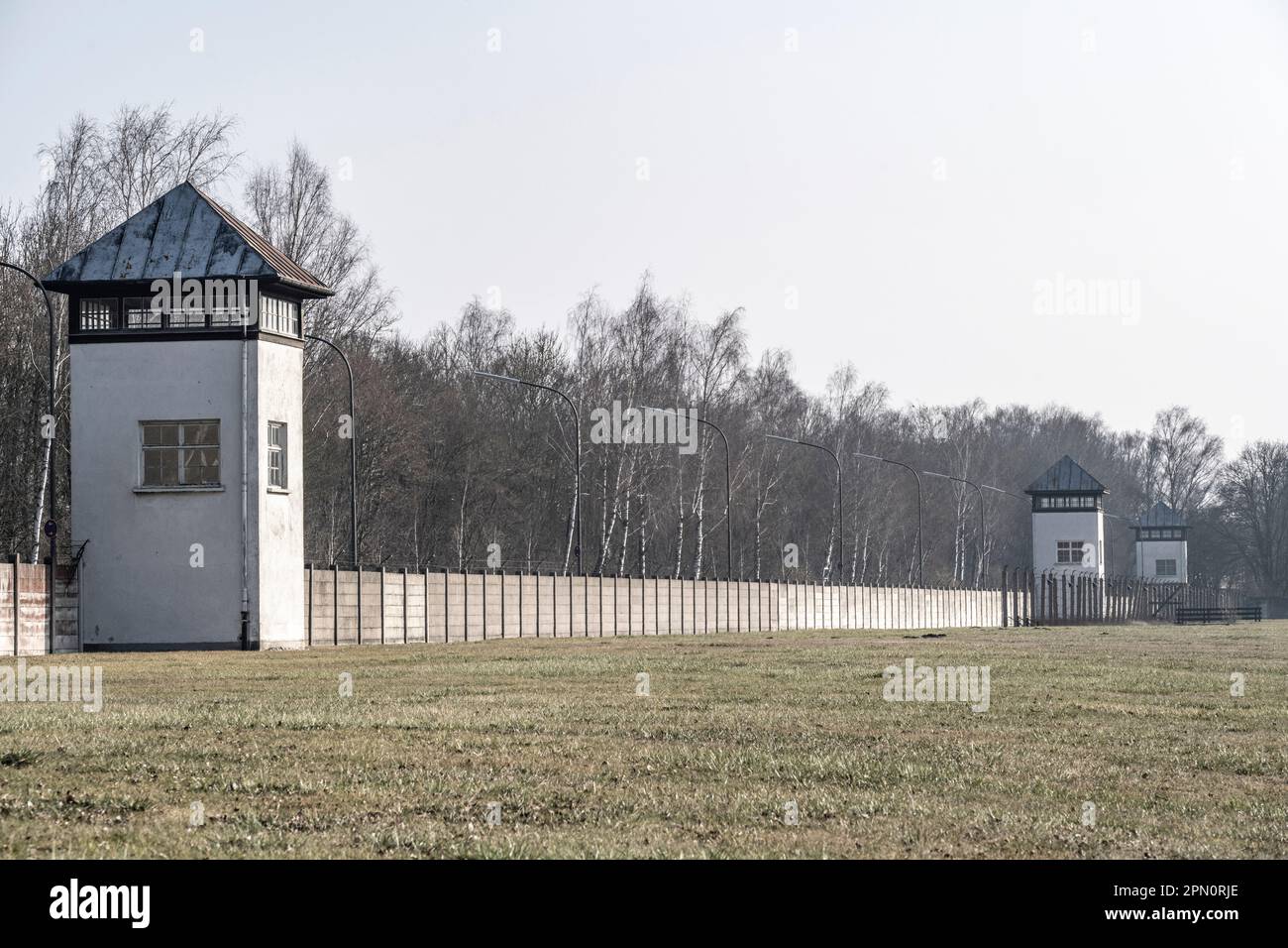 Tre delle sette torri di guardia del campo di concentramento di Dachau Foto Stock