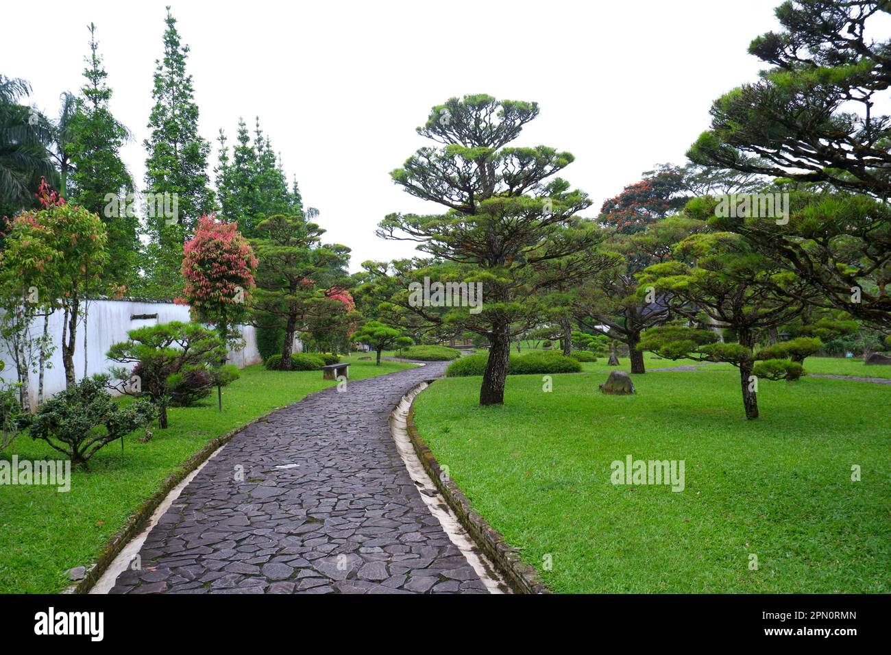 La strada del giardino è in pietra. Foto Stock