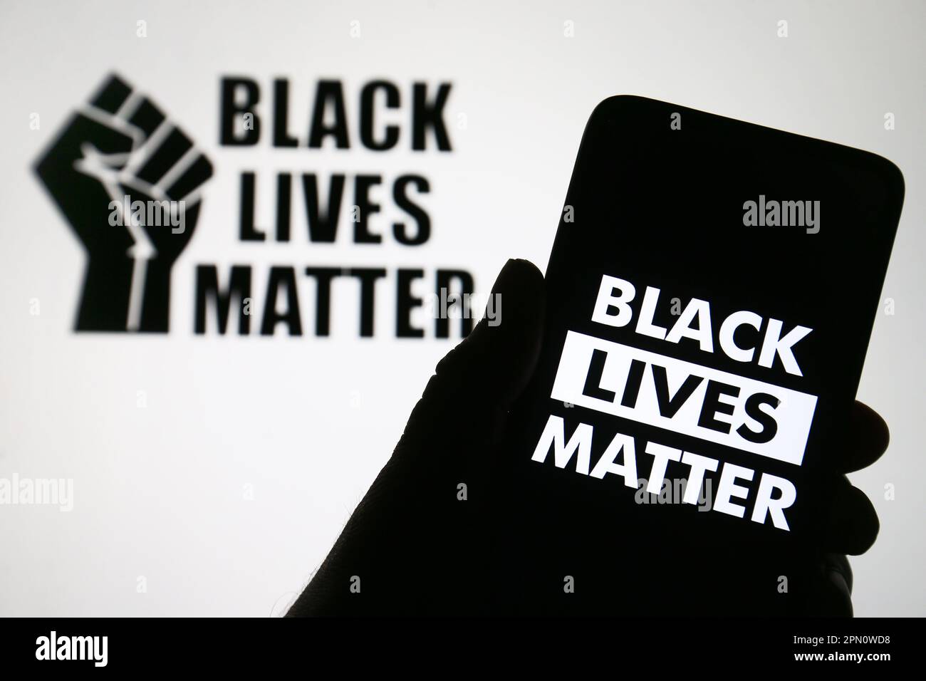 Ucraina. 15th Apr, 2023. In questa immagine, il logo Black Lives Matter (BLM) è visualizzato su uno smartphone in una mano e sullo schermo di un pc. Credit: SOPA Images Limited/Alamy Live News Foto Stock