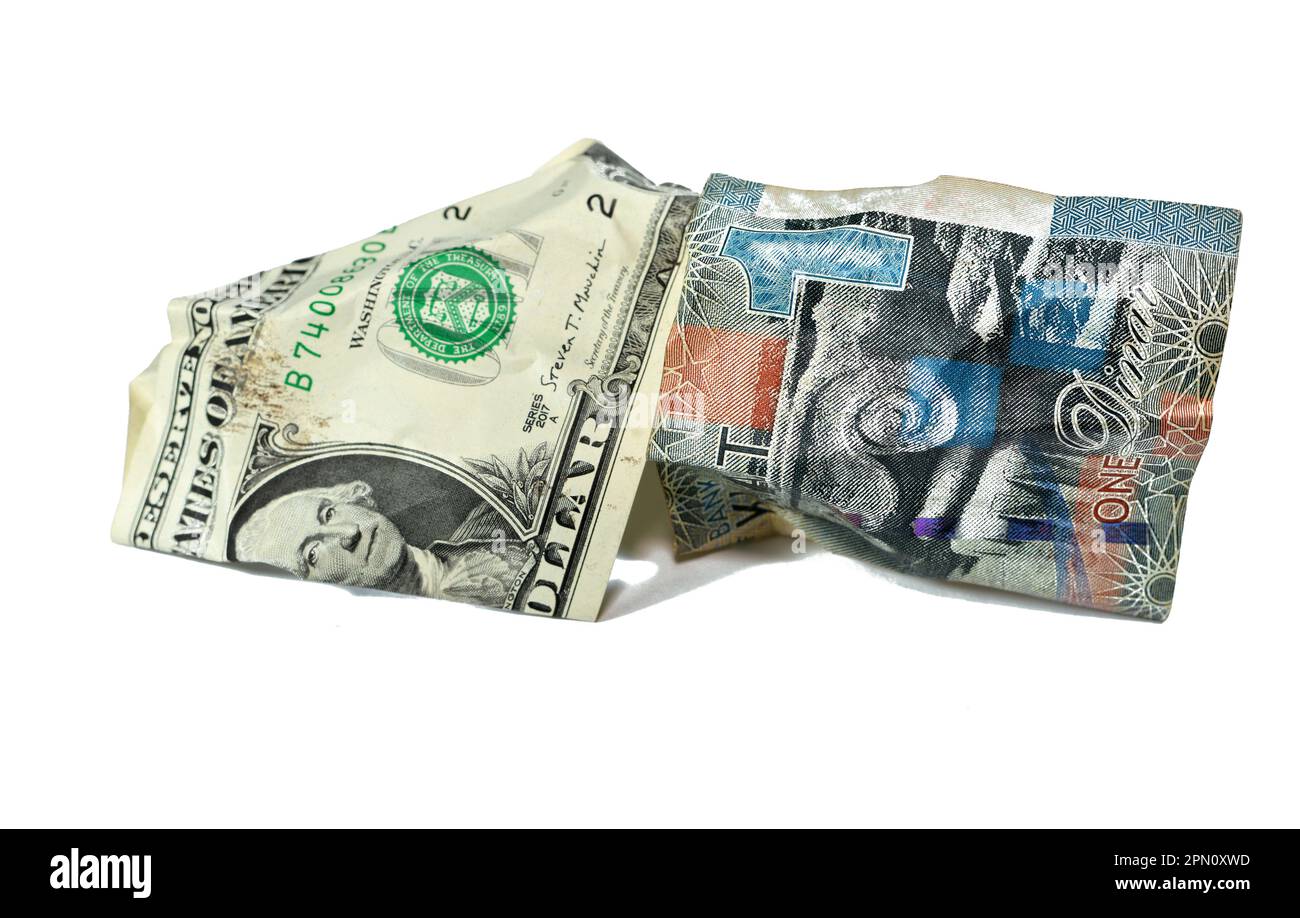 Corrugato e sbriciolato Kuwaiti 1 KWD una banconota dinar conto e 1 un dollaro americano denaro contante, inflazione di denaro e perdita di valore, concetto di goccia, busi Foto Stock