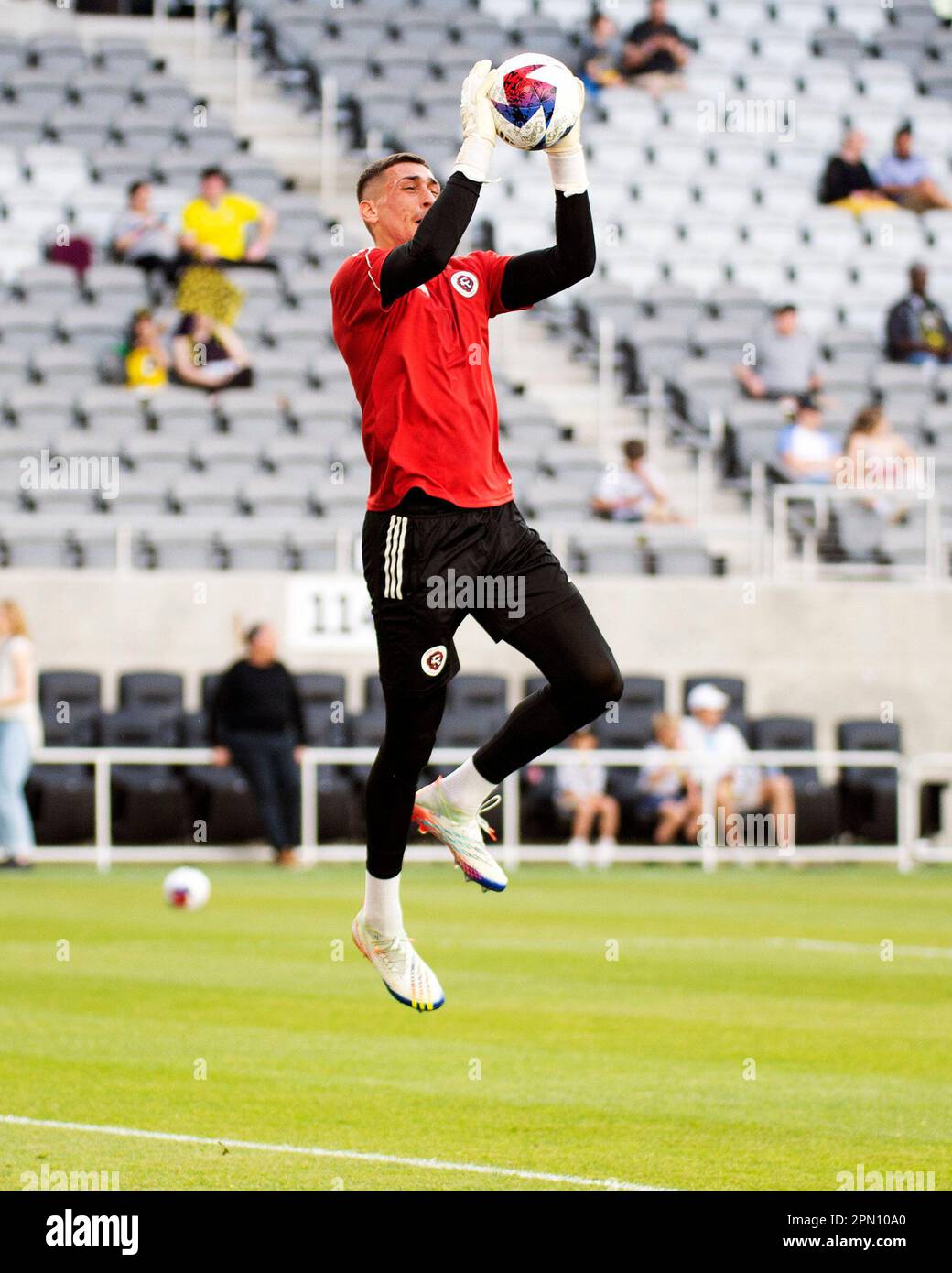 Columbus, Ohio, Stati Uniti. 15th Apr, 2023. Il portiere della New England Revolution Djordje Petrovic (99) si riscalda prima di affrontare la squadra di Columbus nella loro partita a Columbus, Ohio. Brent Clark/Cal Sport Media/Alamy Live News Foto Stock