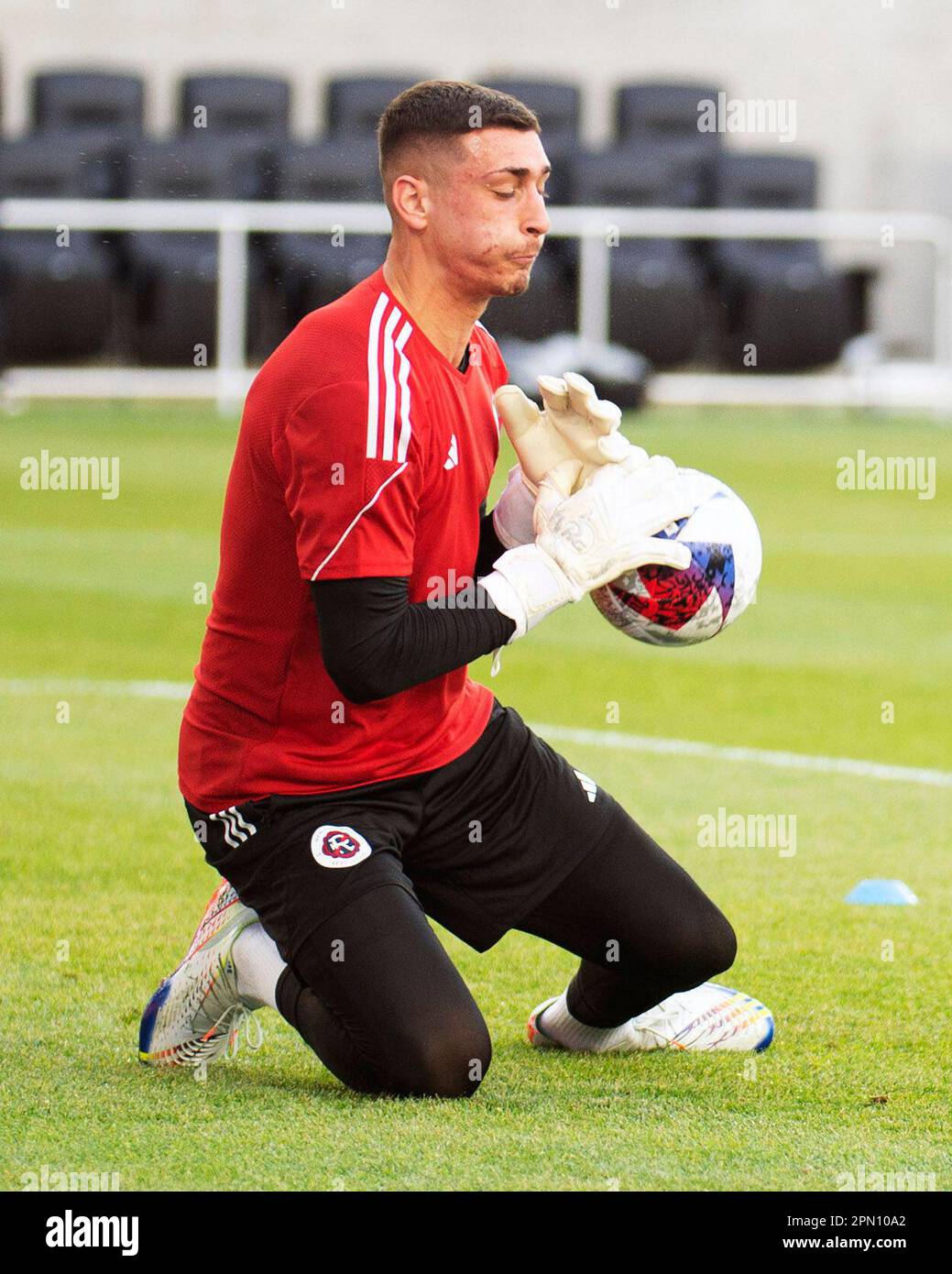 Columbus, Ohio, Stati Uniti. 15th Apr, 2023. Il portiere della New England Revolution Djordje Petrovic (99) si riscalda prima di affrontare la squadra di Columbus nella loro partita a Columbus, Ohio. Brent Clark/Cal Sport Media/Alamy Live News Foto Stock