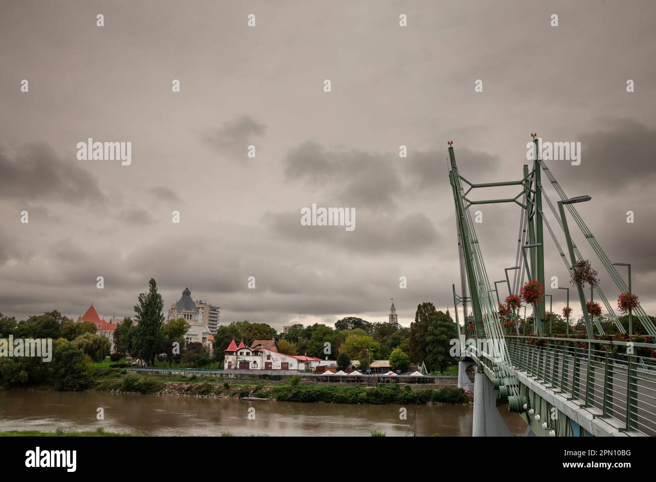 Foto del lungomare di Arad, Romania, con il fiume Mures. Arad è la capitale della contea di Arad, ai margini di Crișana e del Banat. Lo è Foto Stock