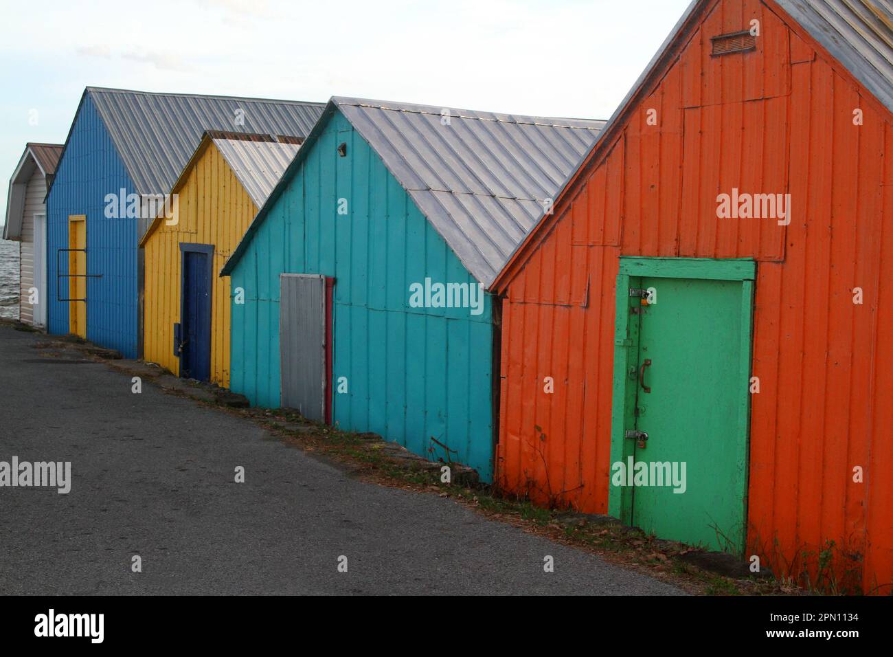 Boathouses di legno usato per immagazzinare le barche sulla corsia Foto Stock