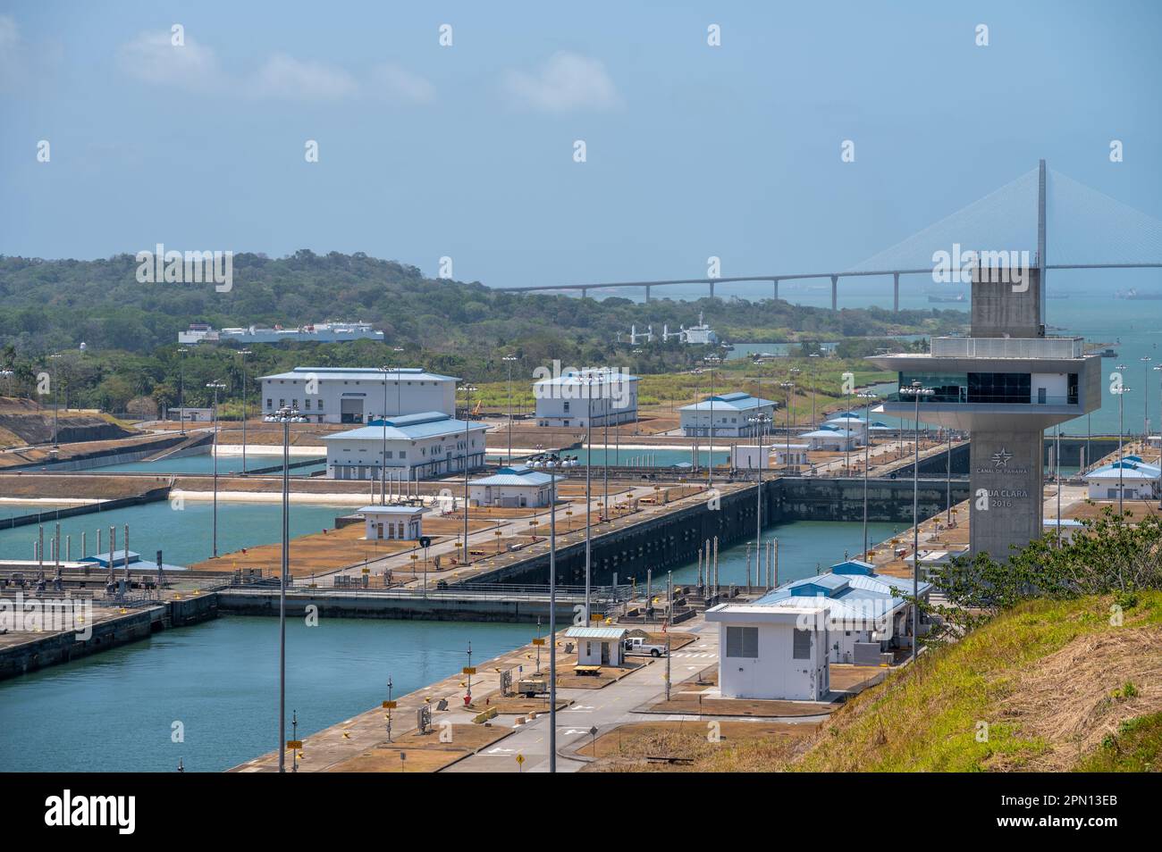 Colon, Panama - 2 aprile 2023: Viste di una nave container presso le chiuse di Agua Clara sul canale di Panama. Foto Stock