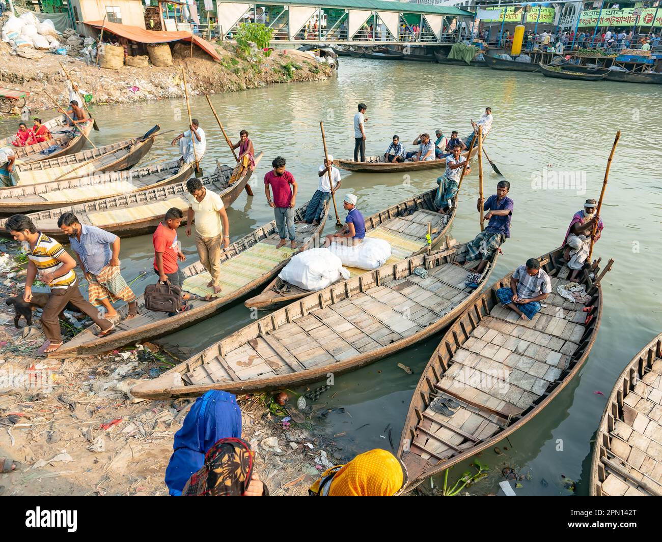 Traghetti locali presso la stazione di Wise Ghat Boat sul fiume Buriganga a Dhaka, la capitale del Bangladesh. Foto Stock