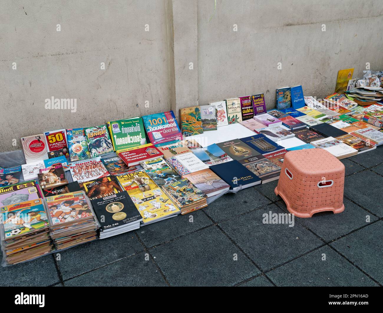 Bangkok, Thailandia - 05 marzo 2023: L'esposizione di libri tailandesi e inglesi usati al bordo della strada a Bangkok, Thailandia. Foto Stock