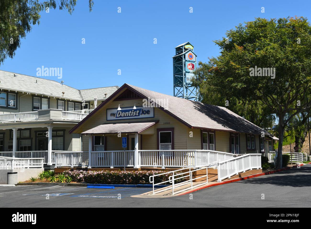 IRVINE, CALIFORNIA - 9 Apr 2023: L'ex edificio dell'ufficio postale nel centro storico di Irvine, ora My Dentist Joe, un punto di riferimento storico della California. Foto Stock