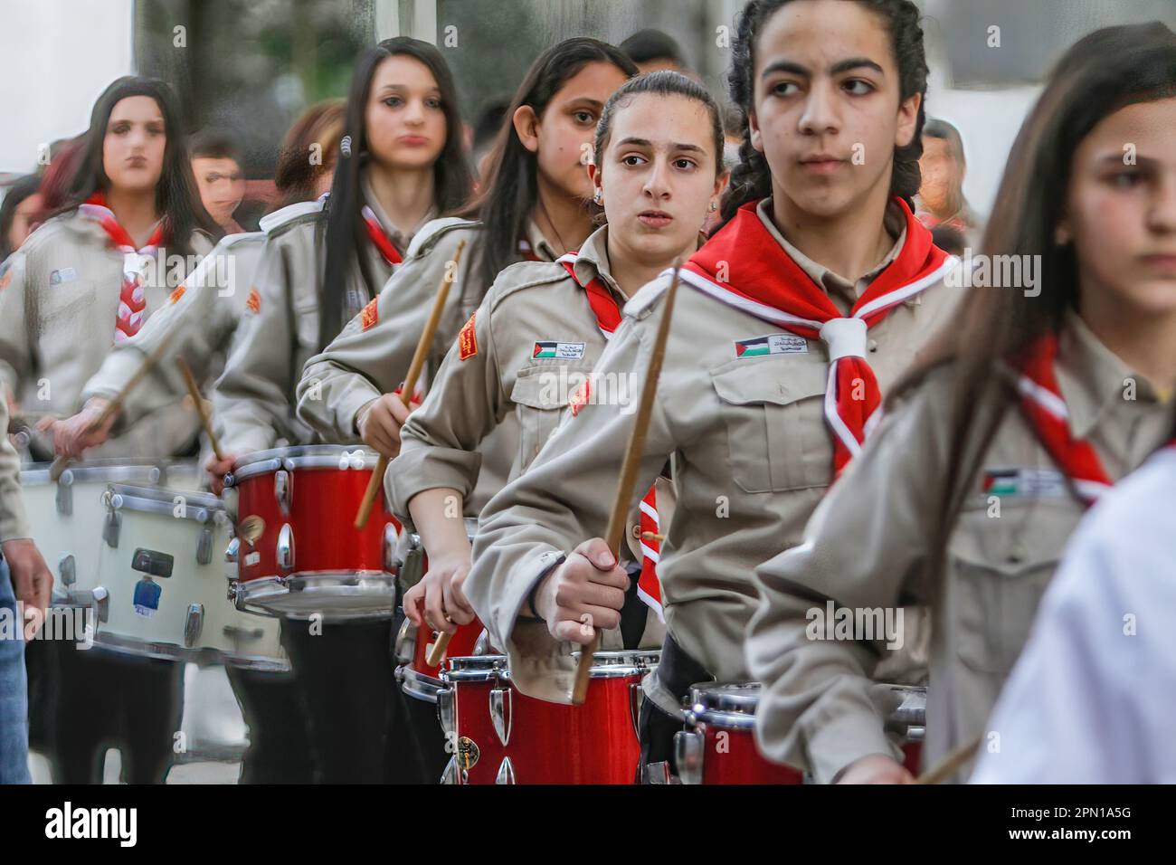 Nablus, Palestina. 15th Apr, 2023. Le squadre Scout partecipano alla cerimonia del Santo fuoco dei cristiani ortodossi nella città di Nablus, nella Cisgiordania occupata. Credit: SOPA Images Limited/Alamy Live News Foto Stock