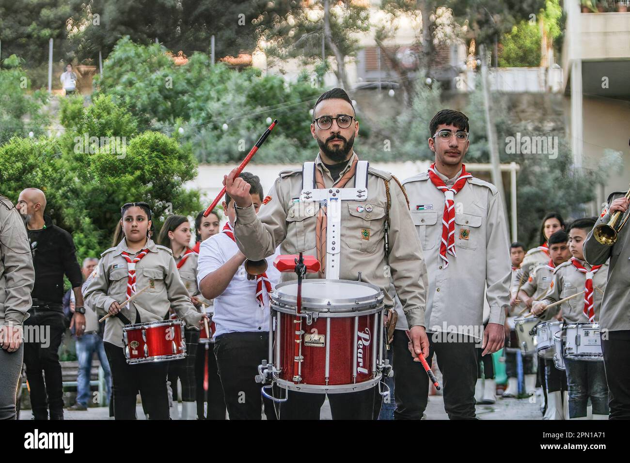 Nablus, Palestina. 15th Apr, 2023. Le squadre Scout partecipano alla cerimonia del Santo fuoco dei cristiani ortodossi nella città di Nablus, nella Cisgiordania occupata. Credit: SOPA Images Limited/Alamy Live News Foto Stock