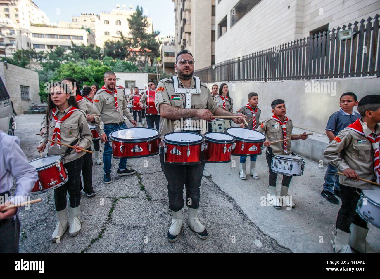 Nablus, Palestina. 15th Apr, 2023. Le squadre Scout partecipano alla cerimonia del Santo fuoco dei cristiani ortodossi nella città di Nablus, nella Cisgiordania occupata. (Foto di Nasser Ishtayeh/SOPA Images/Sipa USA) Credit: Sipa USA/Alamy Live News Foto Stock