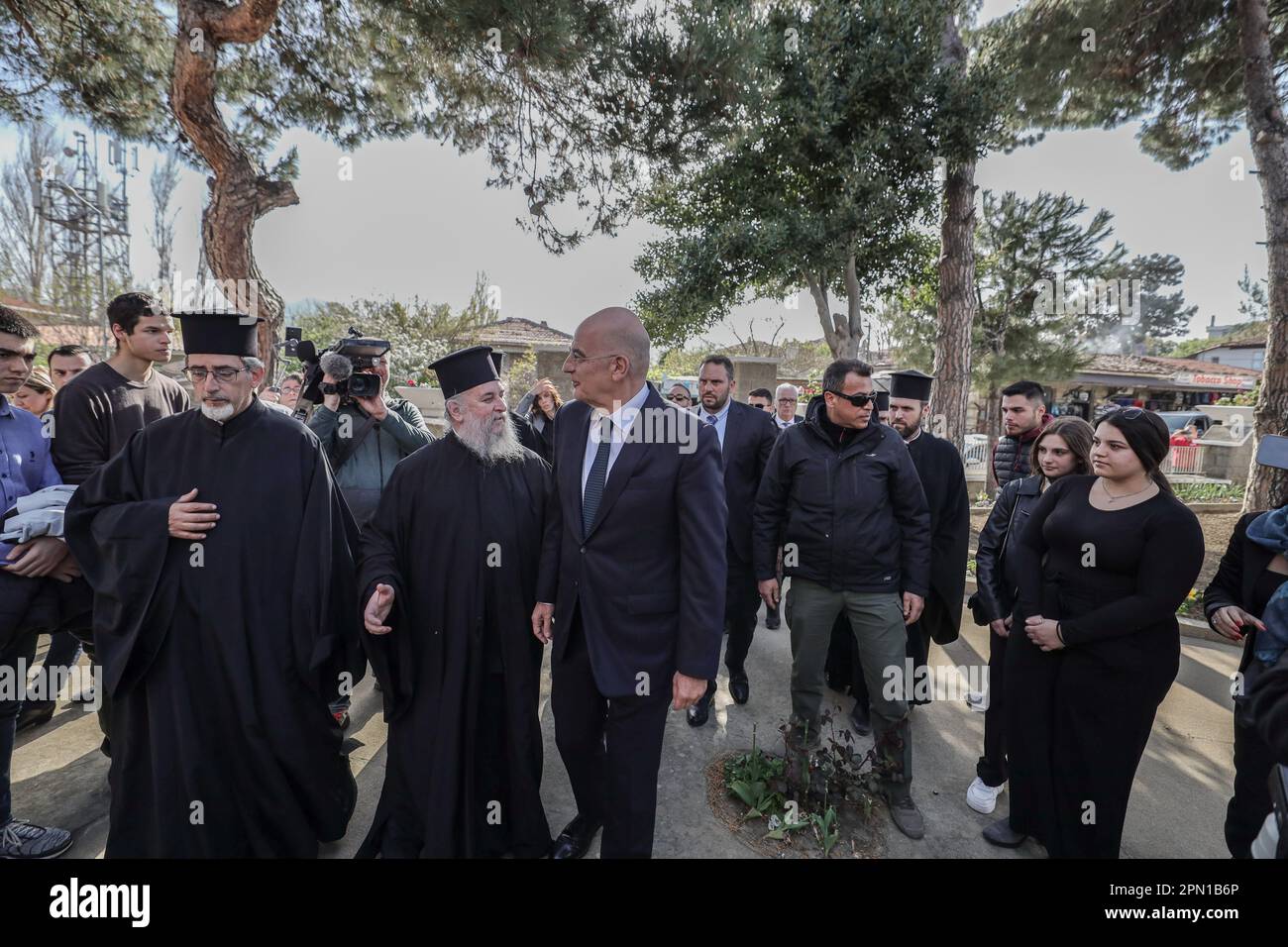 Geshkesida, Turchia. 14th Apr, 2023. Il Ministro degli Esteri greco Nikos Dendias ha visitato l'isola di Imvros (Gheskesida) in Turchia il Venerdì Santo ha partecipato alla Messa di Lamentazione e alla Processione di Epitaf nella Chiesa di Evangelistria guidata da Vartholomew. Credit: SOPA Images Limited/Alamy Live News Foto Stock