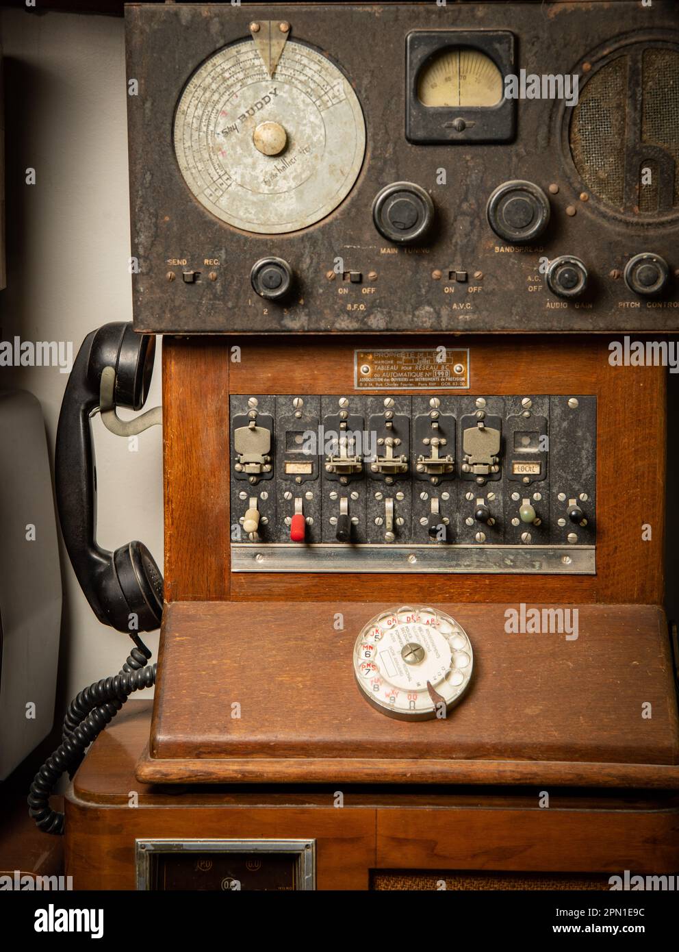 Storico centralino telefonico in legno degli anni '1950s Foto Stock