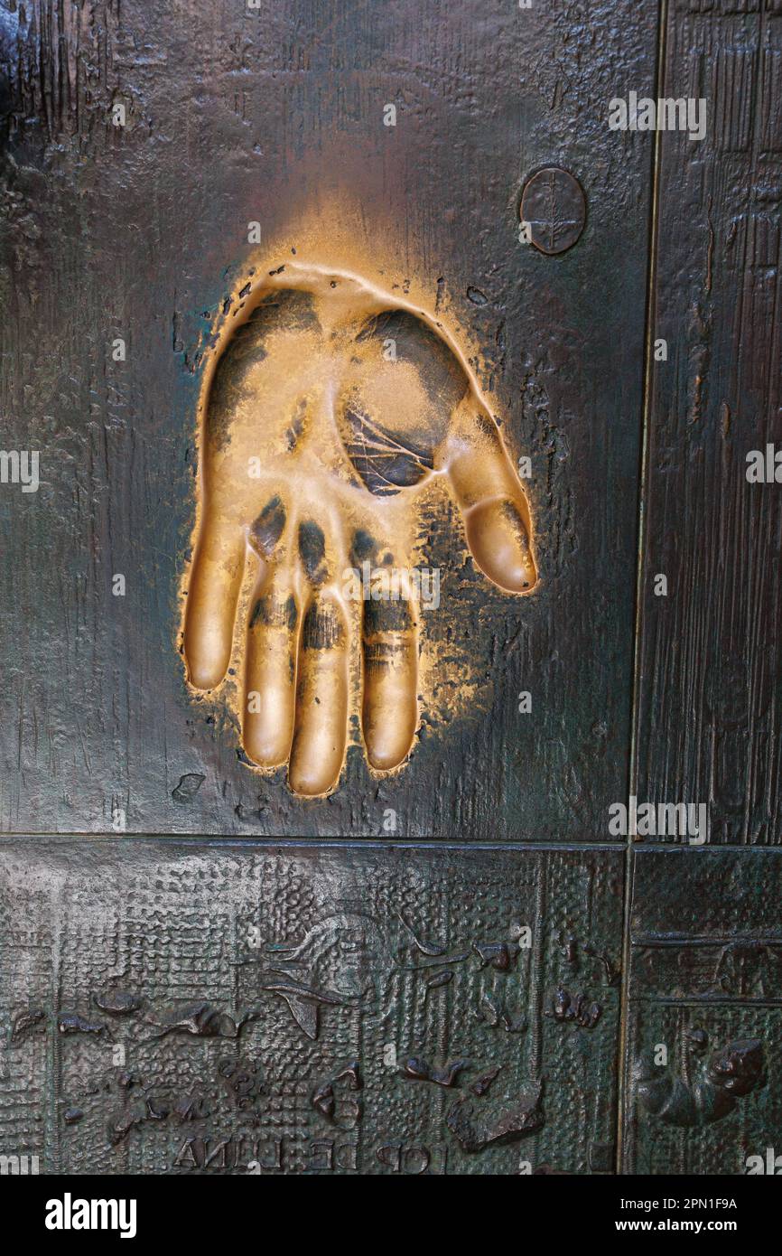 Particolare della rappresentazione di una palma di una mano in colore oro a basso rilievo all'interno del cortile Palau del lloctinent, sede dell'Archivio di Stato Foto Stock