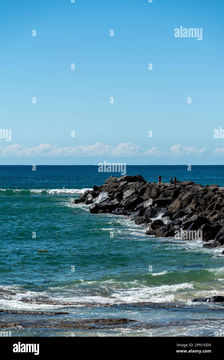 Ammira la parete marina di Coolangatta fino all'oceano con le nuvole che si affacciano sull'orizzonte. Coral Sea, Gold Coast, Queensland, Australia Foto Stock