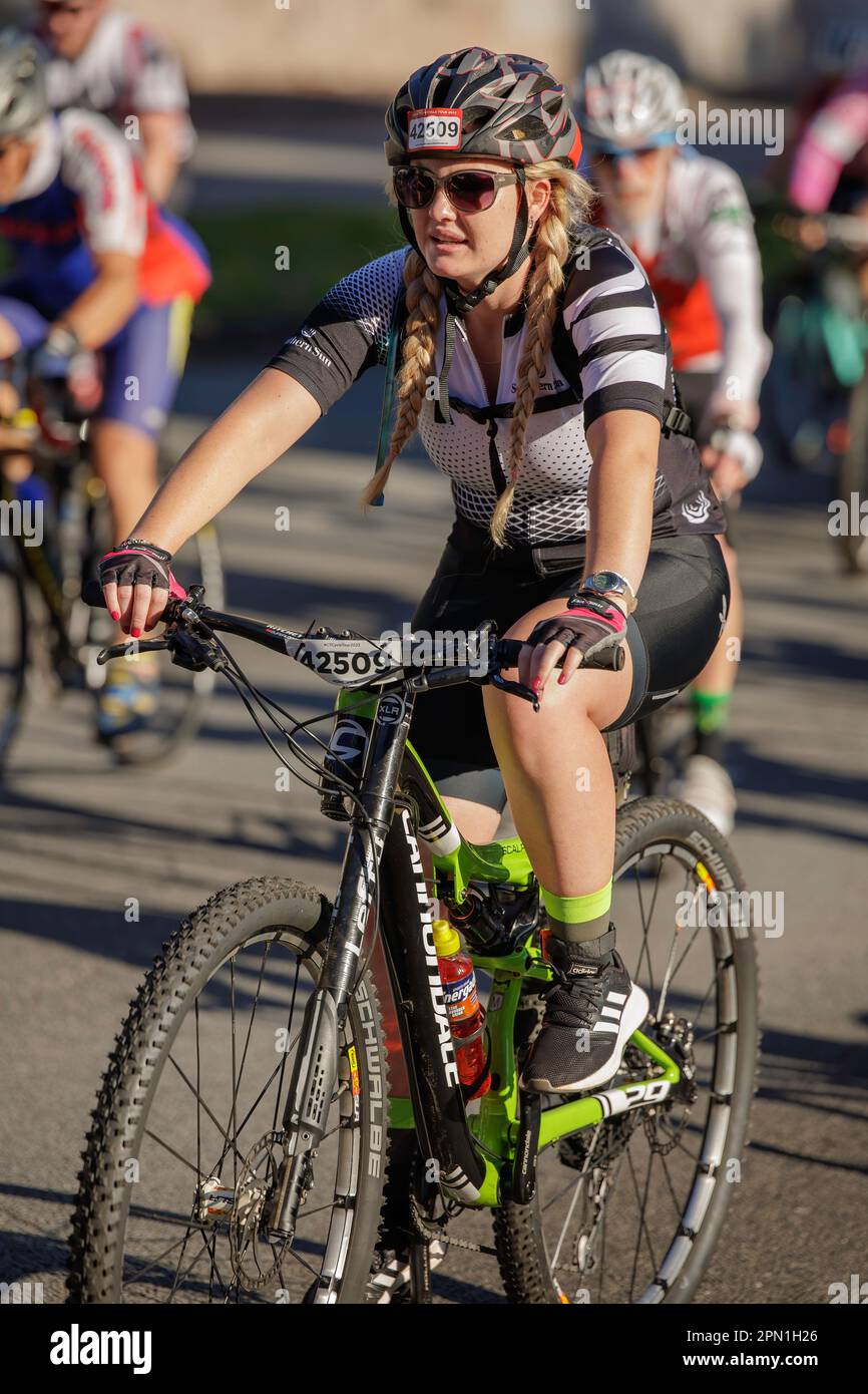 Ciclista femminile, 2023 Tour in bicicletta di città del Capo Foto Stock