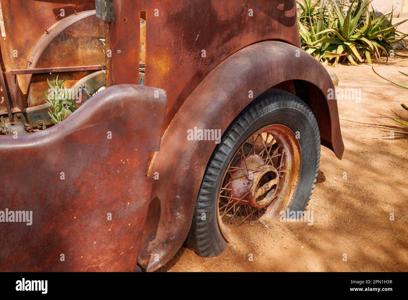 Vecchia automobile arrugginita Foto Stock