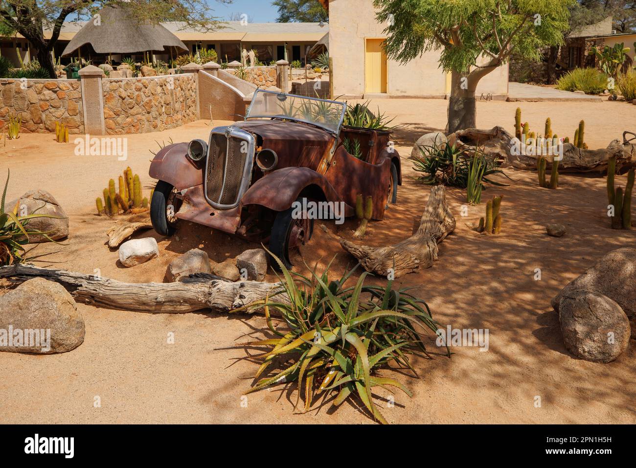 Vecchia automobile arrugginita Foto Stock