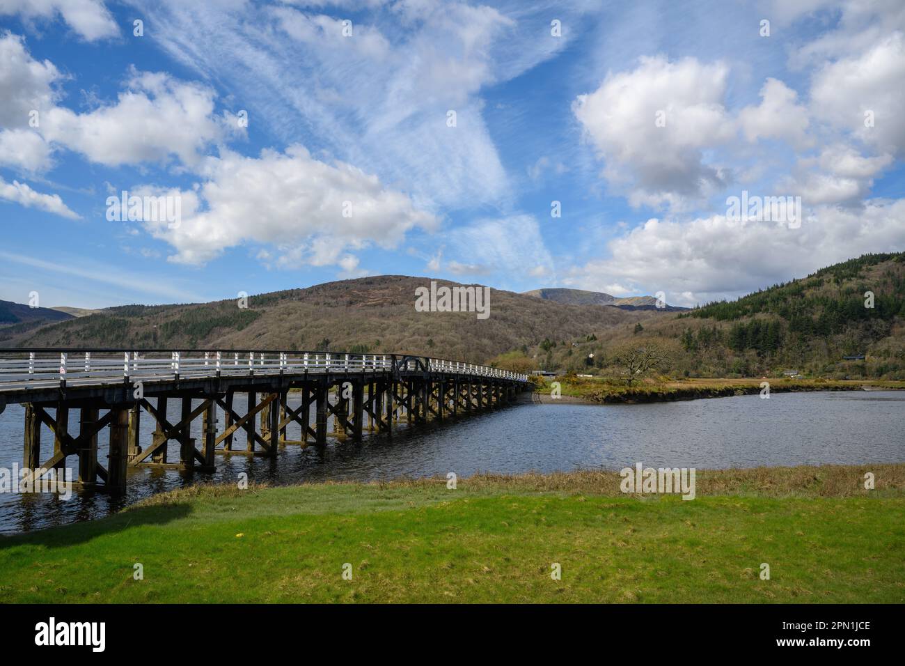 Storico vecchio ponte a pedaggio in legno nel Galles del Nord Foto Stock