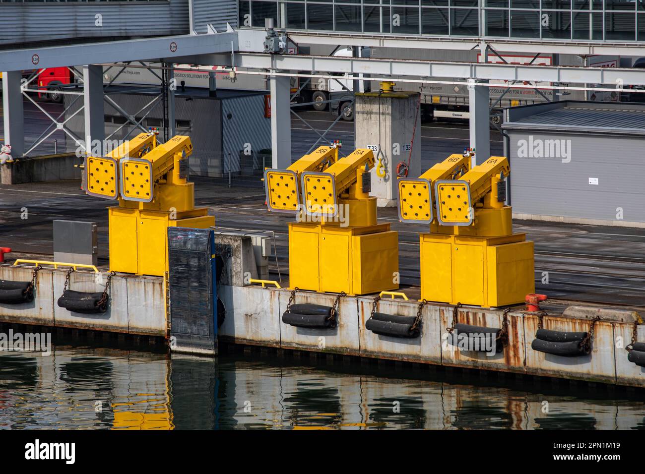 Trelleborg Automoor T40 Twin Arm sistema di ormeggio automatizzato senza funi nel porto passeggeri di Tallinn, Estonia Foto Stock