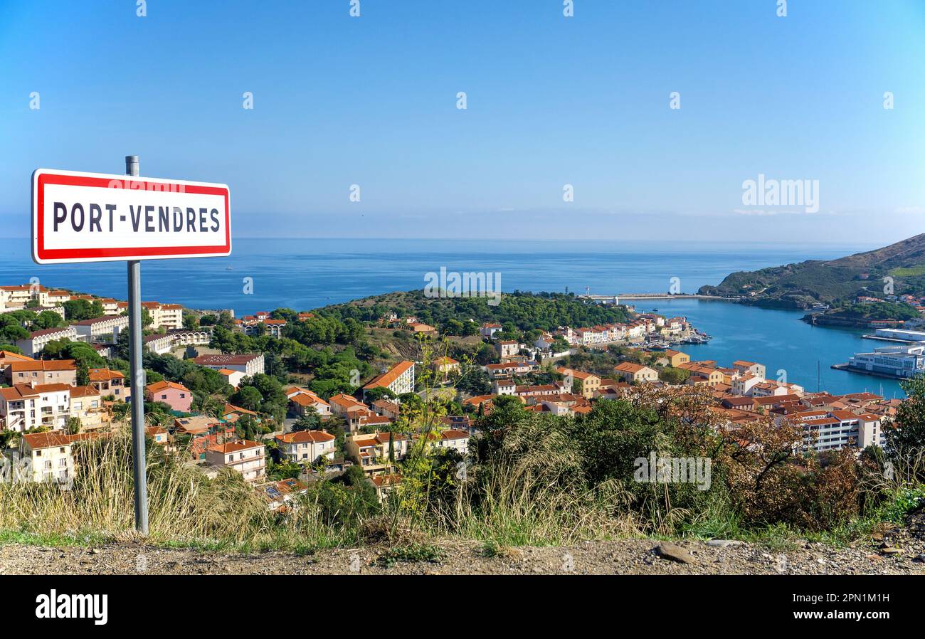 Indicazione e panoramica della città, Port Vendres, Pyrénées-Orientales, Languedoc-Roussillon, Francia meridionale, Francia, Europa Foto Stock