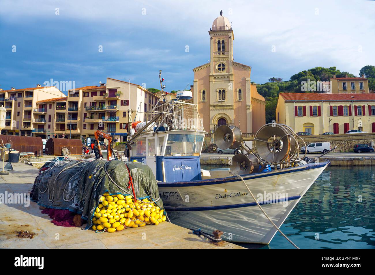 Fischerboot bei der Kirche Notre-Dame-des-Anges, Hafen von Port Vendres, Pyrénées-Orientales, Languedoc-Roussillon, Suedfrankreich, Frankreich, Europa Foto Stock