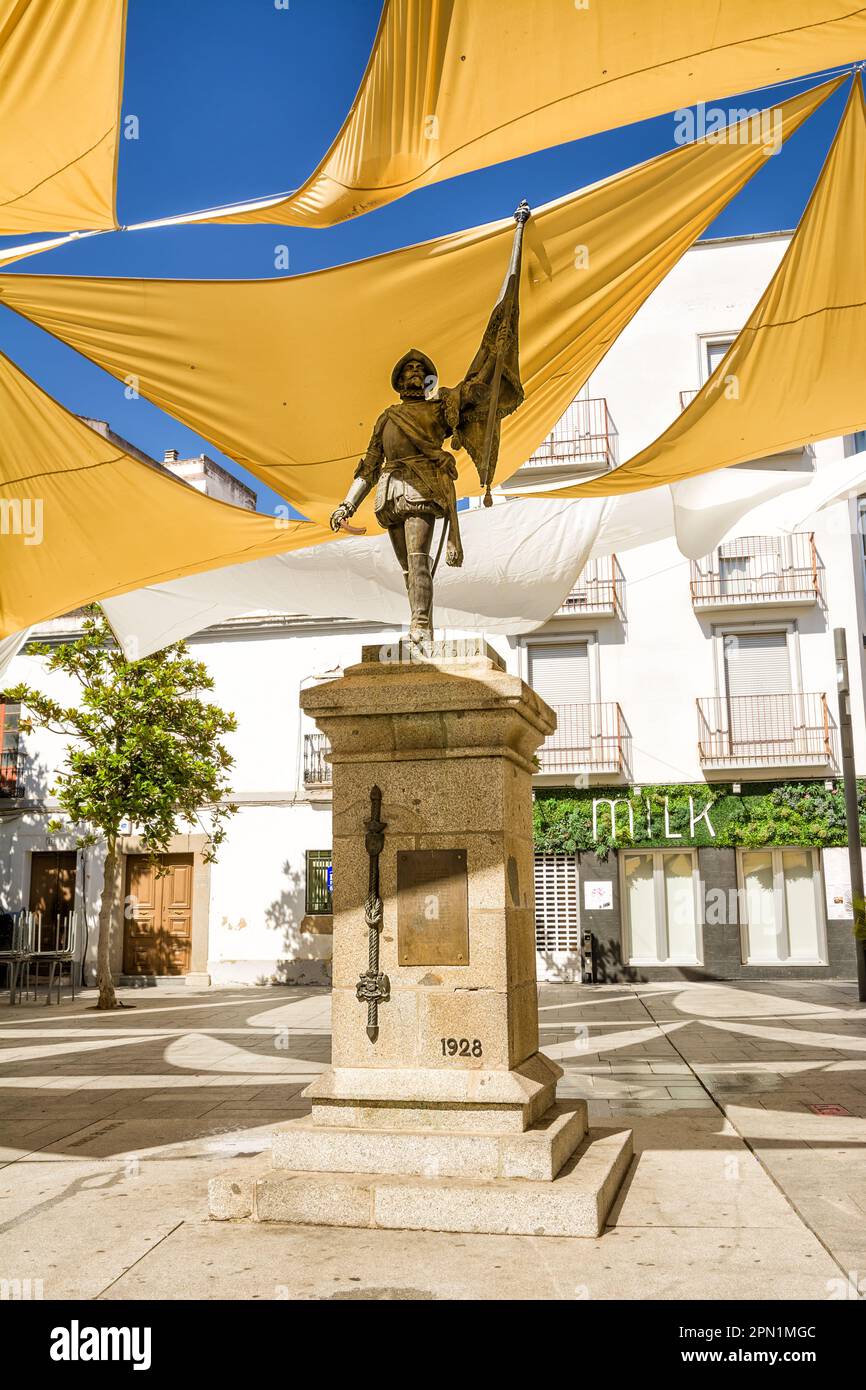 Villanova de la Serena, Spagna - 26 giugno 2022: Piazza con tovaglie e statua a Pietro de Valdivia a Villanova de la Serena (Spagna) Foto Stock