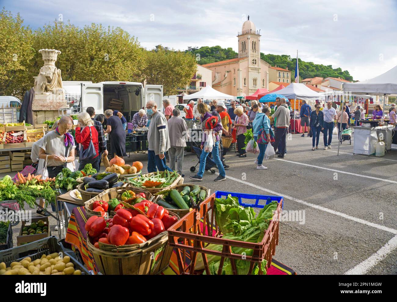 Mercato settimanale a Port Vendres, Pyrénées-Orientales, Languedoc-Roussillon, Francia meridionale, Europa Foto Stock