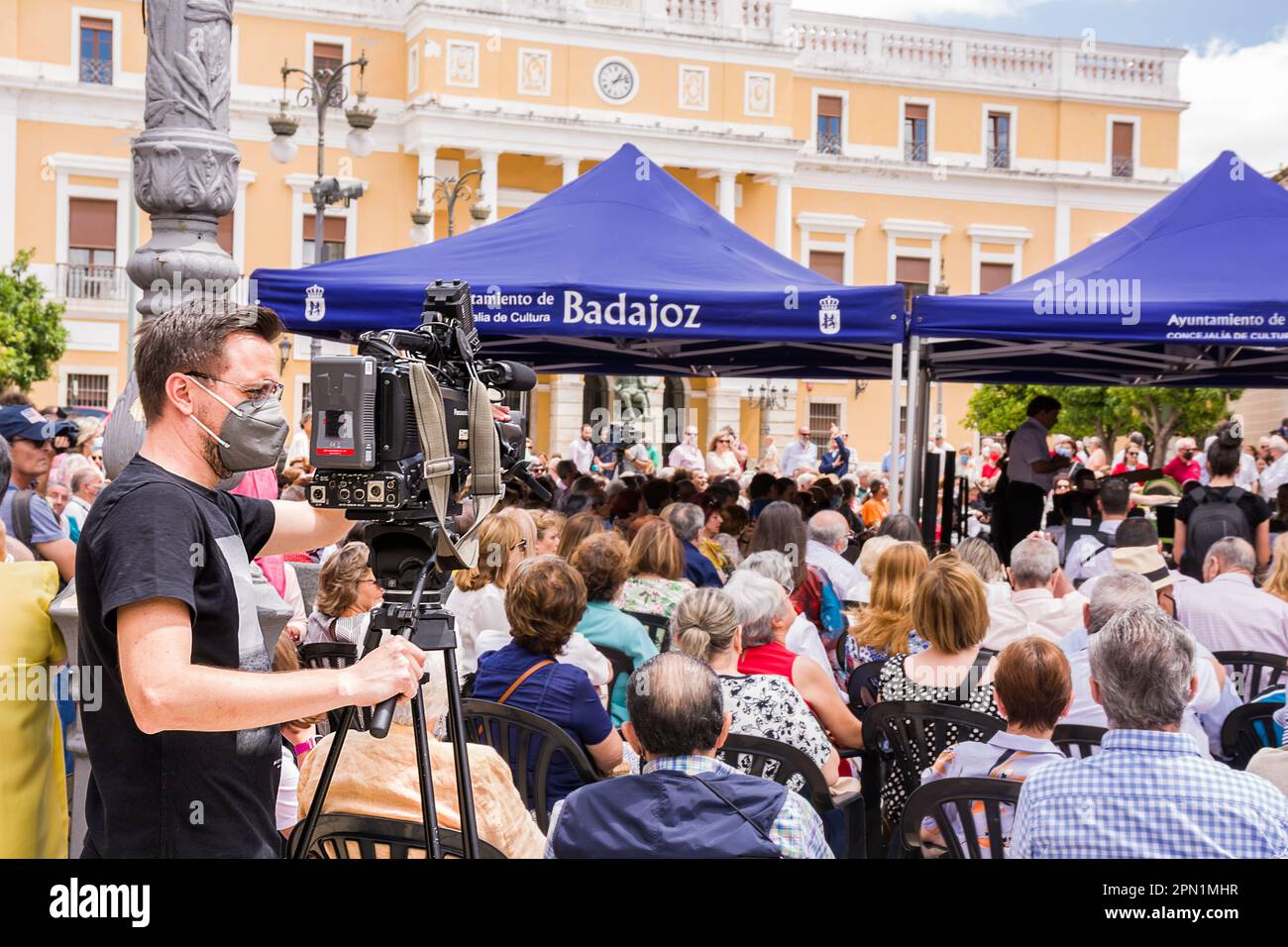 Badajoz, Spagna - 24 giugno 2022: Cameramen nella piazza di Badajoz durante la festa del santo patrono della città, San Jouan Foto Stock
