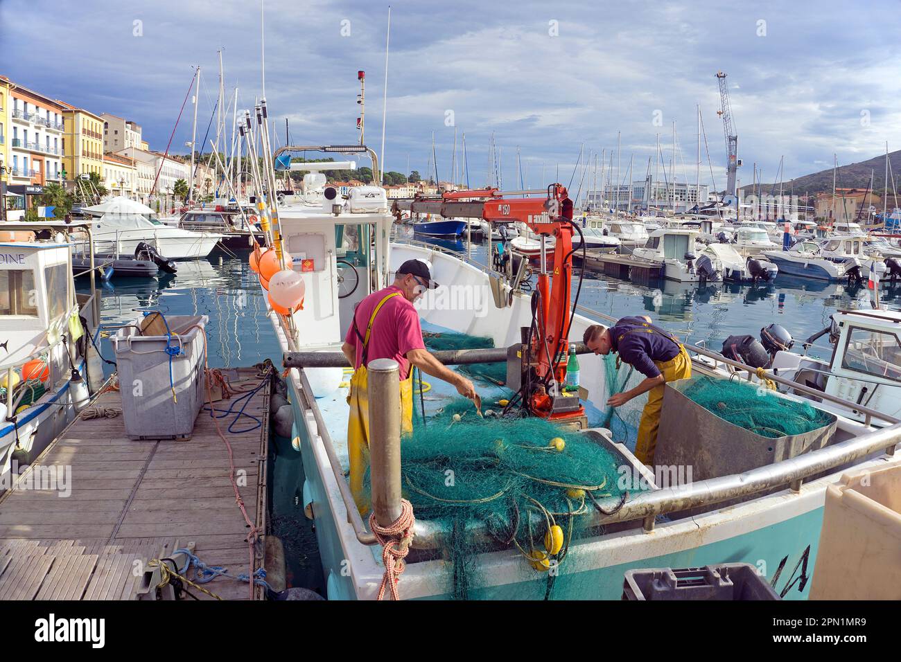 Peschereccio nel porto di Port Vendres, Pyrénées-Orientales, Languedoc-Roussillon, Francia meridionale, Europa Foto Stock